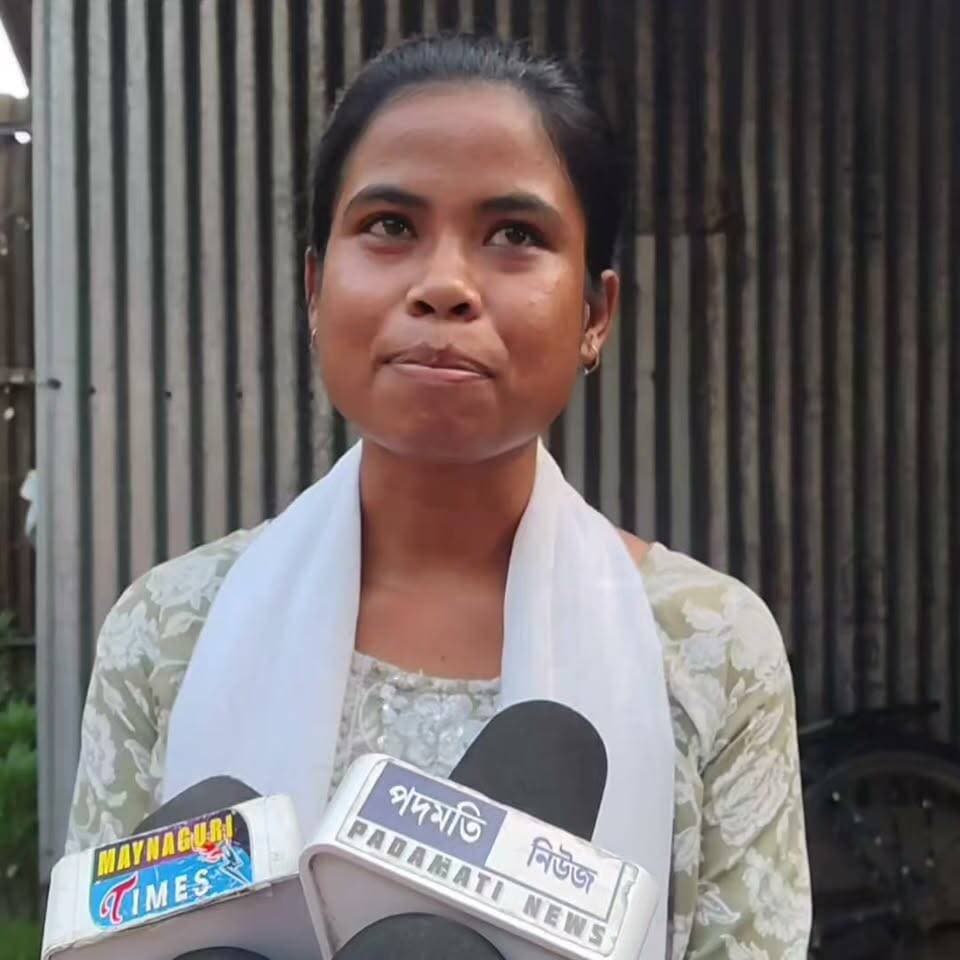 #ময়নাগুড়ি_সাপ্টিবাড়ি২ : বাবাকে হারিয়েও থামেনি লড়াই, টিউশন পড়িয়ে WBP-তে সফল ময়নাগুড়ির রাজবংশী মেয়ে প্রিয়ংকা