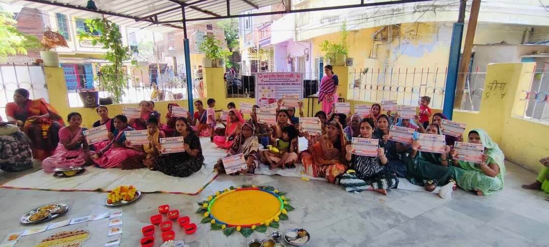 सेवा संकल्प अभियान के तहत आंगन मिलन सेवा कार्यक्रम आयोजित
आंगनवाड़ी केंद्रों को पोषण, शिक्षा और सम्मान के केंद्र के रूप में विकसित करने पर जोर
सेवा संकल्प अभियान के तहत आंगनवाड़ी केंद्र क्रमांक-10, यादव मंडी, नीमच सिटी में “आंगन मिलन सेवा” जागरूकता कार्यक्रम आयोजित किया गया। कार्यक्रम का उद्देश्य आंगनवाड़ी केंद्रों को पोषण, शिक्षा एवं सम्मान के केंद्र के रूप में विकसित करना तथा महिलाओं एवं बच्चों को शासन की विभिन्न जनकल्याणकारी योजनाओं से जोड़ना रहा।
कार्यक्रम में सैक्टर सुपरवाइजर श्रीमती उमा शर्मा ने आंगनवाड़ी कार्यकर्ताओं एवं सहायिकाओं का सम्मान किया। उन्होंने महिला सशक्तिकरण, स्वच्छ भारत अभियान, लाड़ली लक्ष्मी योजना, प्रधानमंत्री मातृ वंदना योजना, स्पॉन्सरशिप योजना एवं लाड़ली बहना योजना सहित विभिन्न जनकल्याणकारी योजनाओं की जानकारी दी। साथ ही पात्र हितग्राहियों को योजनाओं का लाभ लेने के लिए प्रेरित किया।
वन स्टॉप सेंटर प्रशासक श्रीमती दीपिका नामदेव ने छोटे बच्चों, गर्भवती एवं धात्री महिलाओं तथा कुपोषित बच्चों के लिए संतुलित एवं विविधतापूर्ण पोषण आहार के महत्व की जानकारी दी। उन्होंने पर्याप्त प्रोटीन युक्त आहार के साथ बच्चों के प्रारंभिक विकास पर भी प्रकाश डाला।
वन स्टॉप सेंटर केसवर्कर सुश्री पूजा मिश्रा ने वन स्टॉप सेंटर द्वारा महिलाओं को उपलब्ध कराई जाने वाली सेवाओं की जानकारी दी। उन्होंने महिला हेल्पलाइन 181, चाइल्ड हेल्पलाइन 1098 एवं पुलिस हेल्पलाइन 112 के संबंध में जानकारी देते हुए बाल विवाह जैसी सामाजिक कुरीतियों से बचाव के लिए जागरूक किया।
कार्यक्रम में सैक्टर सुपरवाइजर श्रीमती उमा शर्मा, वन स्टॉप सेंटर प्रशासक श्रीमती दीपिका नामदेव, सेंटर एडमिनिस्ट्रेटर श्रीमती चंदा साल्वी, केसवर्कर सुश्री पूजा मिश्रा, आंगनवाड़ी कार्यकर्ता श्रीमती सरला परवाल, श्रीमती चंदा सुराह, सहायिकाएं, बालिकाएं एवं महिलाएं उपस्थित रहीं।
CM Madhya Pradesh
Jansampark Madhya Pradesh
Department Of Women Child Development, Madhya Pradesh
#neemuch #नीमच #सेवासंकल्पअभियान