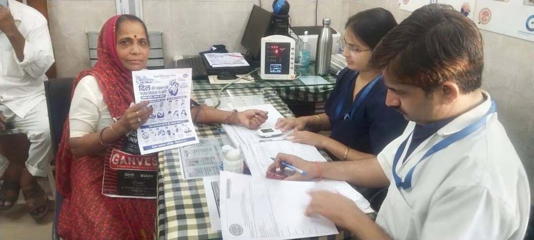 विश्व हृदय दिवस पर जिला चिकित्सालय में स्वास्थ्य जांच एवं जागरूकता कार्यक्रम संपन्न
154 मरीजों की बीपी एवं शुगर स्क्रीनिंग, 35 की ईसीजी और 28 मरीजों की लिपिड प्रोफाइल जांच
राष्ट्रीय स्वास्थ्य मिशन एवं कलेक्टर श्री हिमांशु चंद्रा के निर्देशानुसार सेवा संकल्प अभियान के अंतर्गत विश्व हृदय दिवस के अवसर पर जिला चिकित्सालय नीमच में स्वास्थ्य जांच एवं जागरूकता कार्यक्रम आयोजित किया गया।
कार्यक्रम सीएमएचओ डॉ. दिनेश प्रसाद एवं सिविल सर्जन डॉ. महेंद्र पाटील के मार्गदर्शन में संपन्न हुआ।
शिविर में 154 मरीजों की ब्लड प्रेशर एवं शुगर की स्क्रीनिंग की गई। वहीं 35 मरीजों की ईसीजी तथा 28 मरीजों की लिपिड प्रोफाइल जांच की गई। एनसीडी नोडल अधिकारी डॉ. मनीष यादव एवं मेडिसिन विशेषज्ञ डॉ. सतीश चौधरी द्वारा मरीजों की निःशुल्क जांच, परामर्श एवं उपचार किया गया।
इस अवसर पर चिकित्सकों ने मरीजों को हृदय स्वास्थ्य के प्रति जागरूक करते हुए बताया कि हृदय रोग के लक्षणों की प्रारंभिक अवस्था में पहचान और समय पर जांच एवं उपचार से गंभीर स्वास्थ्य जटिलताओं से बचाव किया जा सकता है। डॉ. मनीष यादव ने नशे से दूर रहने के साथ ही स्वस्थ जीवनशैली अपनाने, नियमित व्यायाम करने तथा संतुलित एवं पौष्टिक आहार लेने की सलाह दी।
उन्होंने कहा कि नियमित स्वास्थ्य जांच और जीवनशैली में सकारात्मक बदलाव हृदय रोगों की रोकथाम में महत्वपूर्ण भूमिका निभाते हैं।
CM Madhya Pradesh
Jansampark Madhya Pradesh
#neemuch #नीमच #सेवासंकल्पअभियान #विश्वहृदयदिवस