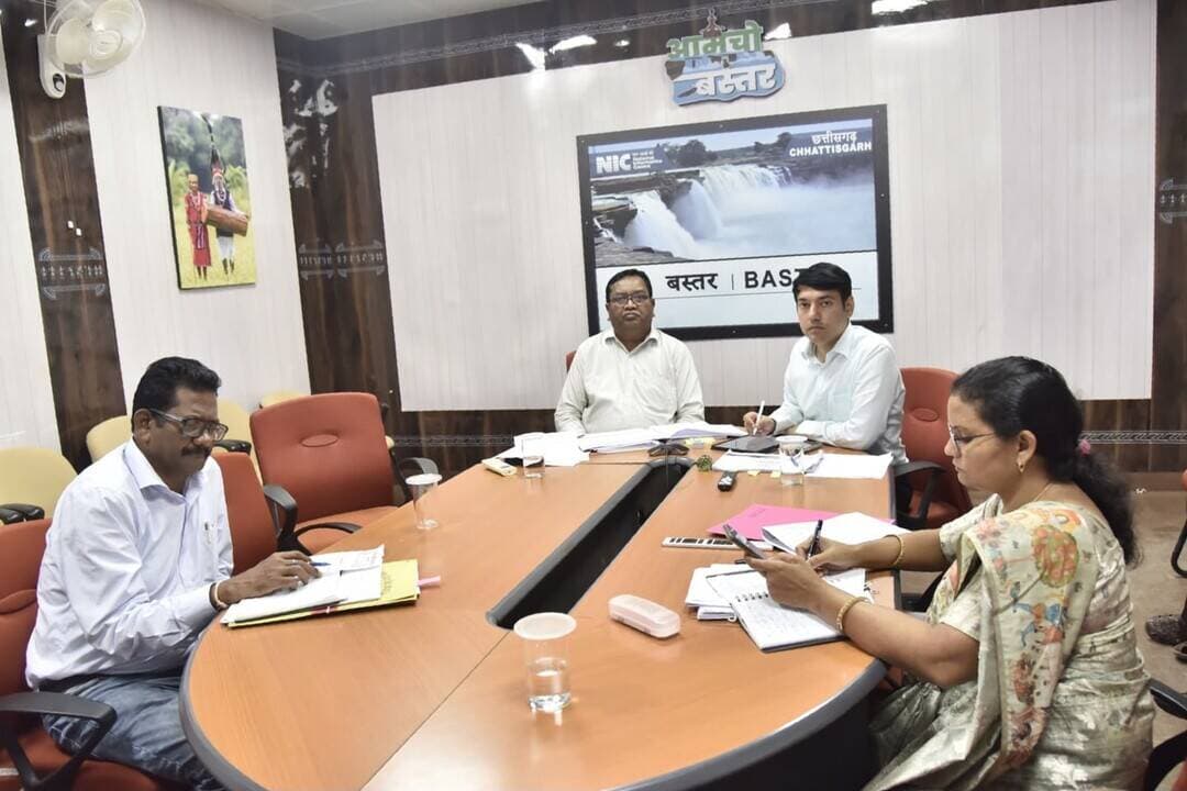 पारस पोर्टल की समीक्षा में CM विष्णुदेव साय ने बाढ़ प्रभावितों को समय पर मुआवजा देने के निर्देश दिए। जनहानि, पशुहानि, मकान व फसल क्षति का त्वरित सर्वे होगा। पात्र किसानों का एग्रीस्टैक पंजीयन और डिजिटल क्रॉप सर्वे भी तेज होगा। #Bastar #FloodRelief