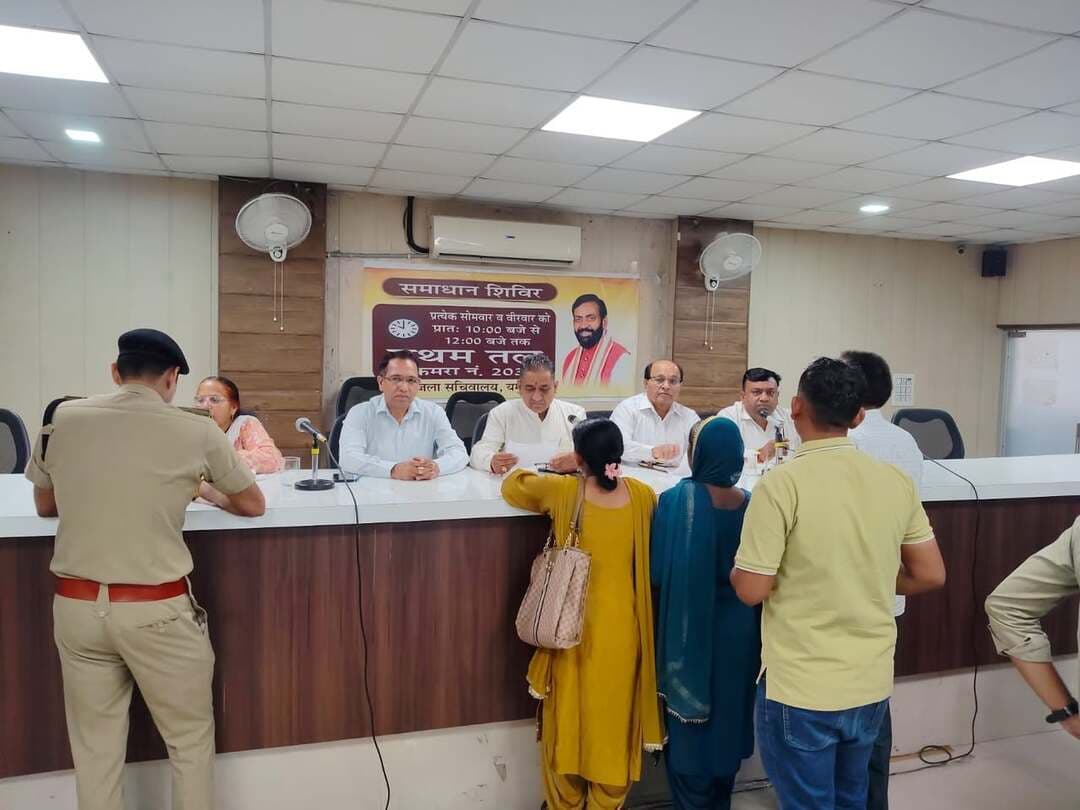 समाधान शिविर में प्राप्त शिकायतों का यथा शीघ्र करें निपटान- डीडीपीओ नरेन्द्र सिंह
प्रत्येक सोमवार व वीरवार को प्रात: 10 से 12 बजे तक समाधान शिविर आयोजित
यमुनानगर, (राष्ट्रीय कदम) ब्यूरो- डीडीपीओ नरेन्द्र सिंह ने कहा कि समाधान शिविर में अपनी समस्याओं को लेकर आने वाले प्रत्येक प्रार्थी की समस्याओं का मौके पर ही निपटान करने का भरसक प्रयास रहे, यदि कोई समस्या का समाधान दस्तावेजों या अन्य जांच पर आधारित है तब भी उसका समयबद्ध होकर जल्द निपटान करवाना सुनिश्चित करें।
डीडीपीओ ने कहा कि प्रदेश सरकार के आदेशानुसार आमजन की समस्याओं का त्वरित समाधान करने के उद्देश्य से आयोजित किए जा रहे समाधान शिविर में अब बदलाव किया गया है। ये शिविर सप्ताह में दो दिन सोमवार व वीरवार सुबह 10 से 12 बजे तक जिला व उपमंडल दोनों स्तरों पर आयोजित किए जा रहे हैं।
डीडीपीओ नरेन्द्र सिंह की अध्यक्षता में जिला सचिवालय के सभागार में आयोजित समाधान शिविर में 6 शिकायतें प्राप्त हुई जिसमें कलापुर निवासी बलदेव सिंह ने परिवार पहचान पत्र में आय ठीक करने बारे, बपौली निवासी कृष्ण चंद ने ग्राम पंचायत फंड द्वारा गलियों के निर्माण कार्य व पंचायती भूमि की जांच करने बारे, यमुनानगर निवासी वीरेंद्र कुमार सेठी ने परिवार पहचान पत्र में बिजली का मीटर हटवाने बारे, यमुनानगर निवासी देवेंद्र चावला ने परिवार पहचान पत्र में आय ठीक करने बारे, ढलौर निवासी शिक्षा देवी ने लाडो लक्ष्मी योजना में फार्म जमा न करने बारे आदि समस्याएं रखी।
इस अवसर पर डीसी कार्यालय से एएसआर अंजना, समाधान शिविर के विशेष सदस्य जगदीश बब्बर, खरैती लाल बतरा, नीरज गुप्ता व समस्त विभागों के अधिकारी एवं कर्मचारी उपस्थित रहे।