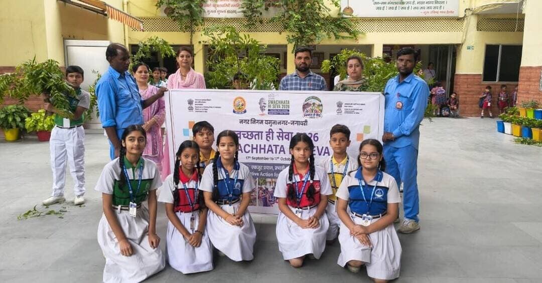 वेस्ट से कमाल, पेड़ों की ढाल बने विद्यार्थी, वेस्ट से कलाकृतियां बनाकर विद्यार्थियों ने दिया पेड़ बचाने का संदेश
नगर निगम द्वारा एसडी पब्लिक स्कूल में किया जागरूकता कार्यक्रम का आयोजन
यमुनानगर। (राष्ट्रीय कदम) ब्यूरो: स्वच्छता ही सेवा अभियान के तहत नगर निगम की ओर से मॉडल टाउन स्थित एसडी पब्लिक स्कूल में वेस्ट टू वंडर एवं वेस्ट टू आर्ट और पेड़ बचाओ कार्यक्रम का आयोजन किया गया। मेयर सुमन बहमनी व नगर निगम आयुक्त महाबीर प्रसाद के निर्देशों पर आयोजित गतिविधियों में विद्यार्थियों ने उत्साहपूर्वक भाग लेते हुए स्वच्छता, वेस्ट मैनेजमेंट और पर्यावरण संरक्षण का संदेश दिया।
वेस्ट टू आर्ट गतिविधि के दौरान विद्यार्थियों ने अनुपयोगी एवं वेस्ट सामग्री का रचनात्मक इस्तेमाल करते हुए सुंदर एवं उपयोगी वस्तुएं तैयार कीं। विद्यार्थियों ने अपनी कलाकृतियों के माध्यम से बताया कि उचित प्रबंधन और पुनः उपयोग से वेस्ट सामग्री को उपयोगी बनाया जा सकता है। इस दौरान उन्हें आरआरआर यानी रिड्यूस, रीयूज और रिसाइकल की अवधारणा के बारे में भी जागरूक किया गया।
वहीं, पेड़ बचाओ गतिविधि के माध्यम से विद्यार्थियों ने पेड़ों के महत्व और उनके संरक्षण का संदेश दिया। विद्यार्थियों ने रचनात्मक तरीकों से पर्यावरण संरक्षण, पौधारोपण और पेड़ों की नियमित देखभाल के महत्व को प्रस्तुत किया। उन्हें अधिक से अधिक पौधे लगाने तथा उनकी देखभाल करने के लिए प्रेरित किया गया। विद्यार्थियों ने हाथों में पौधे लेकर पेड़ बचाओ, पर्यावरण बचाओ का संदेश देते हुए स्वच्छ, सुंदर एवं हरित वातावरण बनाने का संकल्प लिया।
कार्यक्रम में स्वच्छ भारत मिशन के विशेषज्ञ दुर्गेश कुमार एवं विद्यालय की प्रधानाचार्या सुनीता शर्मा ने विद्यार्थियों को स्वच्छता, पर्यावरण संरक्षण और कचरे के उचित प्रबंधन के प्रति जागरूक किया।