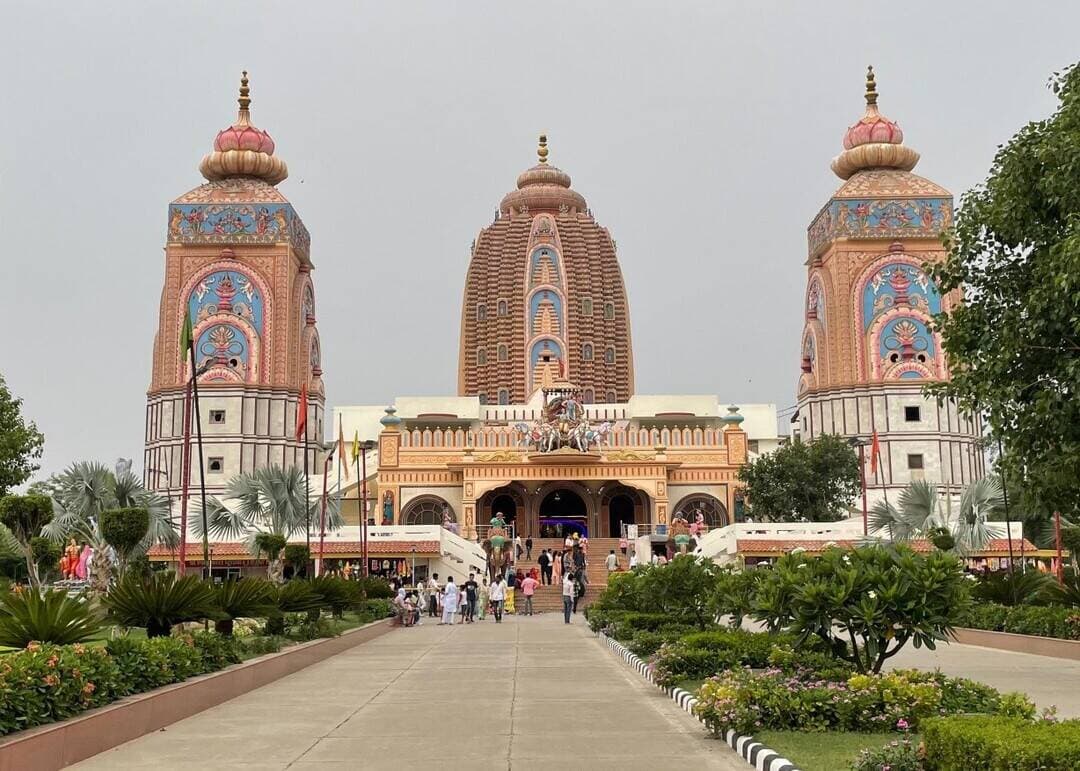 अग्रोहा धाम में 25 अक्टूबर को आयोजित होगा ऐतिहासिक राष्ट्रीय मेला,
एक लाख से अधिक श्रद्धालुओं के पहुंचने की उम्मीद,
धार्मिक आयोजनों के साथ सांस्कृतिक कार्यक्रम भी बनेंगे आकर्षण का केंद्र
फतेहाबाद, (राष्ट्रीय कदम) ब्यूरो: अग्रोहा धाम में आगामी 25 अक्टूबर को ऐतिहासिक राष्ट्रीय मेला आयोजित किया जा रहा है। यह एक महाकुंभ होगा जिसमें पूरे देश से एक लाख से ज्यादा श्रद्धालुओं के पहुंचने की उम्मीद है। इस मेले में धार्मिक आयोजन के साथ साथ सांस्कृतिक कार्यक्रम भी आकर्षण का केन्द्र रहेंगे।
अग्रोहा धाम के प्रदेश प्रवक्ता एवं प्रमुख समाजसेवी डॉ. राजकुमार गोयल ने बताया कि राष्ट्रीय मेले का उद्देश्य श्रद्धालुओं को धार्मिक एवं आध्यात्मिक वातावरण उपलब्ध करवाने के साथ-साथ समाज को एकजुट करना और महाराजा अग्रसेन के सामाजिक आदर्शों को जन-जन तक पहुंचाना है। मेले में धर्म, संस्कृति, सेवा और सामाजिक सरोकारों का सुंदर संगम देखने को मिलेगा। उन्होंने बताया कि मेले में सुबह से ही विभिन्न धार्मिक कार्यक्रमों का सिलसिला शुरू होगा। श्रद्धालु शक्ति सरोवर में स्नान, मंदिरों में पूजा-अर्चना और आरती में शामिल होंगे। इसके साथ ही महिलाओं द्वारा भव्य कलश यात्रा, श्री महालक्ष्मी जी का छप्पन भोग, विशाल भंडारा और ध्वजारोहण जैसे कार्यक्रम आयोजित किए जाएंगे।
महासम्मेलन में जुटेंगे समाज के प्रतिनिधि :
राजकुमार गोयल ने बताया कि अग्रोहा धाम के राष्ट्रीय कार्यकारी अध्यक्ष बजरंग दास गर्ग के नेतृत्व में होने वाले इस ऐतिहासिक मेले में विशाल महासम्मेलन का भी आयोजन भी किया जाएगा जिसमें देश के अलग-अलग क्षेत्रों से सामाजिक प्रतिनिधि एवं गणमान्य लोग भाग लेंगे। सम्मेलन में समाज की वर्तमान चुनौतियों, सामाजिक सेवा, शिक्षा, संस्कार और राष्ट्रहित से जुड़े विषयों पर चर्चा की जाएगी। उन्होंने बताया कि समाज और राष्ट्र के लिए उल्लेखनीय कार्य करने वाली प्रतिभाओं को भी इस मंच से सम्मानित किया जाएगा वहीं संत-महात्माओं, प्रसिद्ध भजन गायकों और विशिष्ट अतिथियों की मौजूदगी से समारोह का माहौल और अधिक भव्य बनेगा।
धार्मिक झांकियां रहेंगी आकर्षण का केंद्र :
राष्ट्रीय मेले में देश भर से आने वाले श्रद्धालु अग्रोहा धाम में बने माता महालक्ष्मी, महाराजा अग्रसेन, माता सरस्वती, माता वैष्णो देवी, अमरनाथ की बर्फानी गुफा, तिरुपति बालाजी, भैरव बाबा और रामेश्वर धाम इत्यादि मंदिरों के दर्शन कर सकेंगे। इसके अलावा मां गंगा अवतरण, 90 फुट ऊंची बाबा हनुमान जी की प्रतिमा, श्री कृष्ण लीला और श्री राम लीला की विद्युत संचालित झांकियां भी श्रद्धालुओं का ध्यान आकर्षित करेंगी। बच्चों और परिवारों के लिए मनोरंजक झूलों की भी व्यवस्था रहेगी। मेले में श्रद्धालुओं के लिए अनेक धार्मिक एवं सांस्कृतिक झांकियां भी तैयार की जाएंगी।
महाराजा अग्रसेन के संदेश को जन-जन तक पहुंचाने का प्रयास :
राजकुमार गोयल ने कहा कि अग्रोहा धाम केवल एक धार्मिक स्थल नहीं बल्कि महाराजा अग्रसेन की विचारधारा और सामाजिक आदर्शों की पहचान है। महाराजा अग्रसेन ने समाज को आपसी सहयोग, समानता, भाईचारे और जरूरतमंदों की सहायता का संदेश दिया था। उन्होंने कहा कि राष्ट्रीय मेले के माध्यम से इन विचारों को नई पीढ़ी तक पहुंचाने का प्रयास किया जा रहा है। उन्होंने देशभर के श्रद्धालुओं से 25 अक्टूबर को परिवार सहित अग्रोहा धाम पहुंचने और राष्ट्रीय मेले में सहभागी बनने का आह्वान किया। उन्होंने कहा कि श्रद्धालुओं की बड़ी भागीदारी से यह आयोजन धार्मिक आस्था के साथ-साथ सामाजिक भाईचारे और भारतीय संस्कृति का संदेश देने वाला महत्वपूर्ण अवसर बनेगा।