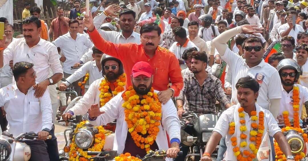 सेवा संकल्प अभियान अंतर्गत बाईक यात्रा का जबेरा विधानसभा में प्रवेश
प्रधानमंत्री श्री नरेन्द्र मोदी जी के जन्मस्थली बड़नगर (गुजरात) से वाराणसी (उत्तरप्रदेश) तक निकाली जा रही बाइक यात्रा का दमोह जिले की जबेरा विधानसभा में प्रवेश हुआ इस अवसर पर प्रदेश के संस्कृति, पर्यटन, धार्मिक न्यास एवं धर्मस्व राज्यमंत्री स्वतंत्र प्रभार धर्मेन्द्र सिंह लोधी ने यात्रियों का विधानसभा की सीमा पर स्थित प्रथम ग्राम झमरा में भव्य स्वागत किया।
इसके पश्चात यात्रा तारादेही पहुंची जहां मंचीय कार्यक्रम का आयोजन किया गया जिसमें सभी का स्वागत सम्मान कर पात्र हितग्राहियों को स्वीकृति पत्र प्रदान किये एवं यात्रियों के साथ सहभोज संपन्न हुआ।
इसके उपरांत विभिन्न ग्रामों से होते हुए तेंदूखेड़ा पहुंची जहां मंचीय कार्यक्रम एवं छात्र संवाद का आयोजन किया गया और गौशाला में पशु आहार खिलाया गया।
राज्यमंत्री श्री लोधी ने कहा कि यात्रा सेवा भाव के उद्देश्य से निकाली जा रही है जो 4000 हजार किलोमीटर का सफर तय करेगी। प्रधानमंत्री जी के सेवा के 25 वर्ष पूर्ण होने पर हम सेवा संकल्प अभियान के तहत 17 सितंबर से 17 अक्टूबर तक विभिन्न सामाजिक कार्य कर रहे।
इस यात्रा में श्याम शिवहरे, सत्येंद्र सिंह सहित अन्य जनों की सहभागिता रही।