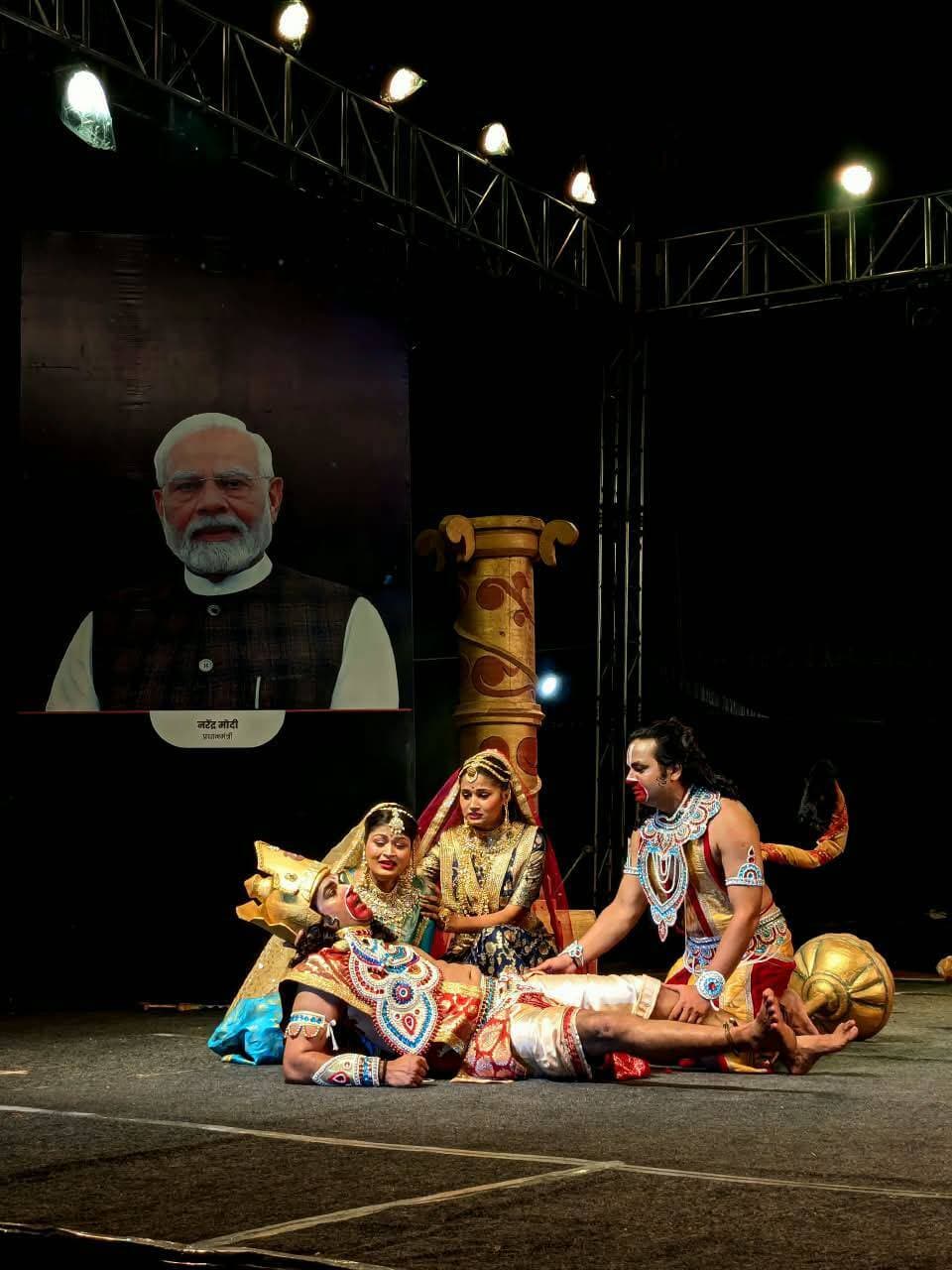 बलदाऊ जी मंदिर में श्रीरामलीला महोत्सव के चतुर्थ दिवस शबरी प्रसंग, राम-सुग्रीव मैत्री एवं लंका दहन का मंचन
---
संस्कृति विभाग द्वारा बलदाऊ जी मंदिर, बल्देवगढ़ में आयोजित पांच दिवसीय श्रीरामलीला महोत्सव के अंतर्गत चतुर्थ दिवस भगवान श्रीराम के वनवास काल से जुड़े महत्वपूर्ण प्रसंगों का मंचन किया गया।
श्रीरामलीला के चतुर्थ दिवस शबरी प्रसंग, श्रीराम-सुग्रीव मैत्री एवं लंका दहन का भावपूर्ण मंचन किया गया। कलाकारों ने अपने प्रभावी अभिनय के माध्यम से भगवान श्रीराम और माता शबरी के आत्मीय मिलन तथा भक्ति और समर्पण की भावना को जीवंत किया। इसके पश्चात श्रीराम एवं सुग्रीव की मैत्री और बाली वध से जुड़े प्रसंगों का मंचन किया गया।
महोत्सव में लंका दहन का प्रसंग विशेष आकर्षण का केंद्र रहा। हनुमान जी द्वारा माता सीता की खोज के लिए लंका पहुंचने तथा रावण की लंका में अग्नि प्रज्वलित करने के प्रसंग को कलाकारों ने प्रभावशाली ढंग से प्रस्तुत किया। मंचन के दौरान उपस्थित दर्शकों ने धार्मिक एवं सांस्कृतिक प्रस्तुतियों का उत्साहपूर्वक आनंद लिया।
श्रीरामलीला महोत्सव के माध्यम से भगवान श्रीराम के जीवन आदर्शों, भक्ति, मित्रता, त्याग और धर्म के प्रति समर्पण का संदेश जन-जन तक पहुंचाया जा रहा है। महोत्सव का आयोजन स्थानीय नागरिकों के लिए धार्मिक एवं सांस्कृतिक गतिविधियों का विशेष अवसर बना हुआ है।
Jansampark Madhya Pradesh
Department of Culture, Madhya Pradesh
#JansamparkMP
#Jansamparktikamgarh
#tikamgarh