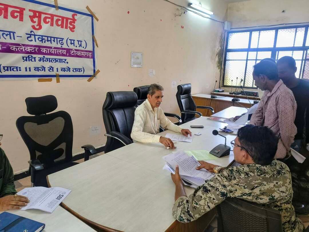 जनसुनवाई में आमजनता से प्राप्त आवेदन पत्रों के निराकरण के दिये निर्देश
-
जनसुनवाई में 124 आवेदन हुये प्राप्त
-
शासन के निर्देशानुसार तथा सेवा संकल्प अभियान अंतर्गत आज जिला मुख्यालय पर संयुक्त कार्यालय परिसर में जनसुनवाई आयोजित की गई। संयुक्त कार्यालय परिसर स्थित जनसुनवाई कक्ष में संयुक्त कलेक्टर श्री कुशल सिंह गौतम ने संबंधित अधिकारियों के साथ आमजन से प्राप्त शिकायतों एवं समस्याओं को सुना तथा निराकरण हेतु संबंधित विभागों के अधिकारियों को निर्देशित किया। उन्होंने प्राप्त आवेदनों पर संबंधित विभागों के अधिकारियों को त्वरित कार्यवाही करते हुए शीघ्र निराकरण करने के निर्देश दिए। इस दौरान एलडीएम लीड बैंक श्री कैलाश आर्या सहित संबंधित अधिकारी उपस्थित रहे।
जनसुनवाई में 124 आवेदनों पर हुई सुनवाई
जनसुनवाई में आज आमजन से प्राप्त 124 आवेदनों पर सुनवाई की गई। आवेदन पत्रों को 10 दिवस में निराकृत कर उसका प्रतिवेदन प्रस्तुत करने के निर्देश दिये गये। जनसुनवाई में आमजनता से प्राप्त पेंशन, उपचार सहायता, खाद्यान्न पर्ची प्राप्त नहीं होने, गरीबी रेखा में नाम शामिल करने, सीमांकन, विधवा तथा दिव्यांग पेंशन, राहत राशि के वितरण तथा जाति प्रमाण पत्र सहित विभिन्न आवेदन पत्रों पर सुनवाई की गई।
#JansamparkMP
#Jansamparktikamgarh
#tikamgarh