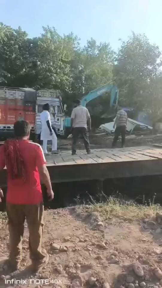 बहुत नुकसान कर दिया ट्रक वाले का मशीन वाले ने देखें पूरी वीडियो