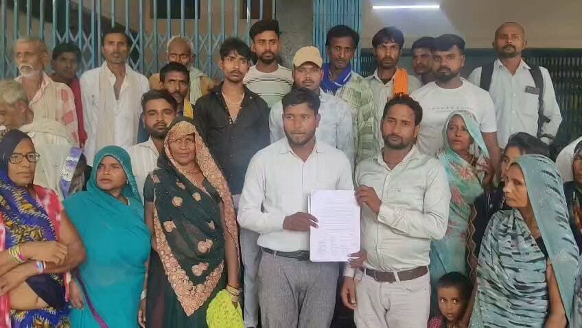 जर्जर रास्तों और नाली निर्माण की मांग, ग्रामीणों ने जिलाधिकारी से लगाई गुहार
रिपोर्ट फतेहपुर जिला ब्यूरो
अजय श्रीवास्तव
फतेहपुर। सदर तहसील क्षेत्र के ग्राम पंचायत दल्लीपुर (छिटना की कुरिया) मजरे रारा चांदपुर निवासी ग्रामीणों ने गांव की जर्जर सड़कों, संपर्क मार्गों और नाली निर्माण की समस्या को लेकर जिलाधिकारी को शिकायती पत्र सौंपकर कार्रवाई की मांग की है। ग्रामीणों का कहना है कि लंबे समय से समस्या बनी होने के बावजूद कई बार शिकायत करने के बाद भी समाधान नहीं कराया गया।
शिकायती पत्र में क्षेत्र पंचायत सदस्य रवि करण ने बताया कि गांव में करीब 20 परिवार निवास करते हैं। गांव आने-जाने के अधिकांश मार्ग कच्चे हैं। कई मार्ग वर्षों से मनरेगा के तहत बनाए गए थे, लेकिन वर्तमान में पूरी तरह जर्जर होकर गड्ढों में तब्दील हो चुके हैं। ग्रामीणों के अनुसार बारिश के दौरान इन रास्तों पर जलभराव और कीचड़ की स्थिति बन जाती है, जिससे आवागमन मुश्किल हो जाता है।
ग्रामीणों ने बताया कि बच्चों को विद्यालय जाने, बुजुर्गों और मरीजों को अस्पताल पहुंचाने में काफी परेशानी होती है। आपात स्थिति में मरीजों को अस्पताल ले जाने में भी दिक्कत का सामना करना पड़ता है। शिकायती पत्र में आरोप लगाया गया कि गांव में कई स्थानों पर जल निकासी की उचित व्यवस्था नहीं है, जिससे बारिश के समय समस्या और बढ़ जाती है।
ग्रामीणों के मुताबिक इस संबंध में ग्राम पंचायत अधिकारी, ग्राम प्रधान, खंड विकास अधिकारी और विकासखंड स्तर के अधिकारियों को कई बार मौखिक व लिखित रूप से अवगत कराया जा चुका है, लेकिन अभी तक समस्या का स्थायी समाधान नहीं हुआ।
ग्रामीणों ने जिलाधिकारी से मांग की है कि मौके का स्थलीय निरीक्षण कराकर जर्जर मार्गों की खड़ंजा/इंटरलॉकिंग एवं सड़क निर्माण के साथ दोनों ओर नाली निर्माण कराया जाए। साथ ही संबंधित ग्राम पंचायत और विकासखंड अधिकारियों को आवश्यक कार्रवाई के निर्देश दिए जाएं। ग्रामीणों ने कहा कि जल्द काम शुरू होने से करीब 20 परिवारों को आवागमन में राहत मिलेगी।