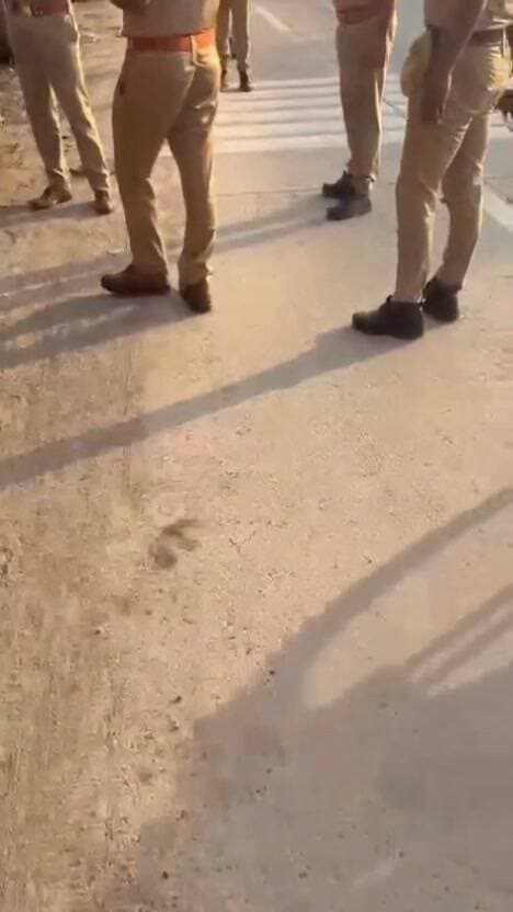 नो-एंट्री में घुसे और सड़क किनारे खड़े भारी वाहनों पर घूरपुर पुलिस की कार्रवाई
105 वाहनों की हुई जांच, 80 को हिदायत देकर हटवाया गया; एमवी एक्ट में 25 के चालान
घूरपुर, प्रयागराज। नो-एंट्री में प्रवेश करने तथा सड़क किनारे अवैध तरीके से भारी वाहन खड़े करने वालों के खिलाफ घूरपुर पुलिस ने मंगलवार को अभियान चलाकर कार्रवाई की। थाना प्रभारी अतुल कुमार मिश्र के नेतृत्व में पुलिस टीम ने थाना क्षेत्र के विभिन्न चौराहों और रीवा हाईवे पर भारी वाहनों की जांच की।
अभियान के दौरान पुलिस टीम ने कुल 105 वाहनों की जांच की। नियमों का उल्लंघन पाए जाने पर 25 वाहनों का मोटर वाहन अधिनियम (MV Act) के तहत चालान किया गया। वहीं, सड़क किनारे अवैध रूप से खड़े 80 वाहनों को हिदायत देकर हटवाया गया।
पुलिस के अनुसार सड़क पर अव्यवस्थित तरीके से खड़े भारी वाहनों और नो-एंट्री में प्रवेश करने वाले वाहनों के कारण यातायात प्रभावित होने की शिकायतों को देखते हुए अभियान चलाया गया। पुलिस ने वाहन चालकों को यातायात नियमों का पालन करने और निर्धारित स्थान पर ही वाहन खड़ा करने की हिदायत दी।
अभियान में थानाध्यक्ष अतुल कुमार मिश्र के साथ उपनिरीक्षक आशुतोष विक्रम सिंह, विशाल चौहान, दिवाकर खरवार तथा पुलिसकर्मी दीपक यादव, अनरजीत, शिव प्रताप और महिला कांस्टेबल साक्षी शामिल रहीं।
— यूनाइटेड भारत बारा
मनोज कुमार बिन्द