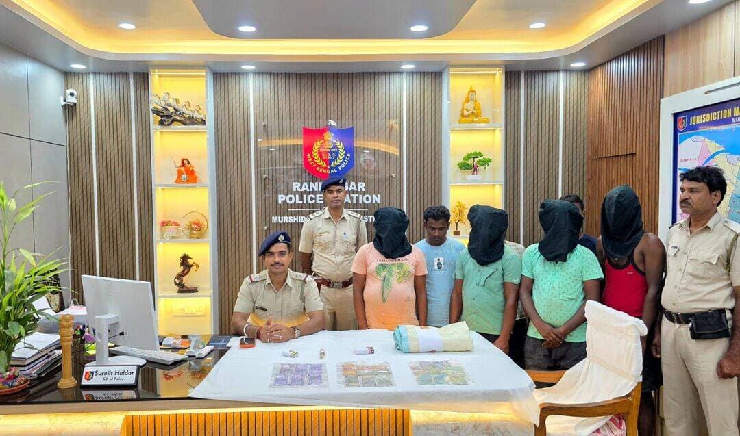 রানীনগর থানার পুলিশ অভিযান চালিয়ে বর্ডারপাড়া এলাকার একটি জুয়ার আসরে থেকে সাতজনকে আটক করে ।
আটক ব্যক্তিরা হলেন— উজ্জ্বল মন্ডল, রিন্টু মণ্ডল,মিঠুন মন্ডল ,কালাচাঁদ মন্ডল , রাজকুমার মন্ডল শচীন মণ্ডল, রিপন আজাদ সকলের বাড়ি: বর্ডারপাড়া, দুর্গাপুর, শিবনগর এবং চর খেজুরপাড়া ইত্যাদি এলাকায়।
প্রাথমিক তদন্তে জানা যায়, দীর্ঘদিন ধরে তারা বিভিন্ন স্থানে গোপনে জুয়ার আসর পরিচালনা করে আসছিল এবং রাতে বড় একাই অন্য ধরনের ক্রাইম করার চেষ্টা করে করে আসছিল। রানীনগর থানার পুলিশের তৎপরতা ও দ্রুত পদক্ষেপের ফলে তাদের আটক করা সম্ভব হয়েছে। ধৃতদের আজ লালবাগ মহকুমা আদালতে পাঠানো হয়েছে।