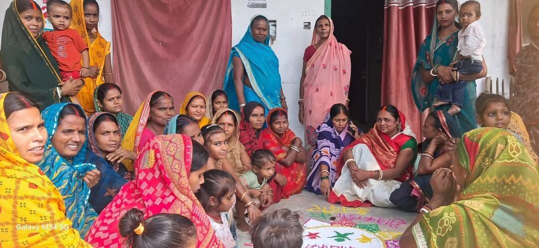 🌱 **आंगन मिलन कार्यक्रम का आयोजन**
विभागीय पत्र के आलोक में **जिलाधिकारी खगड़िया के निर्देशानुसार** जिले के आंगनवाड़ी केंद्रों पर *“आंगन मिलन”* कार्यक्रम आयोजित किया गया।
कार्यक्रम में बच्चों एवं अभिभावकों का स्वागत, संवाद, पोषण पर चर्चा तथा **ECCE गतिविधियों** के माध्यम से बच्चों के समग्र विकास एवं स्वस्थ बचपन का संदेश दिया गया। 👧👦
इस अवसर पर बच्चों के बीच **फल एवं मिठाई का वितरण** किया गया। साथ ही **सेविकाओं एवं आशा कार्यकर्ताओं को सम्मानित** किया गया तथा **स्नेह समिति की बैठक** आयोजित कर बच्चों के पोषण, स्वास्थ्य एवं विकास से जुड़े विषयों पर चर्चा की गई।
#HamariAnganwadiHamariJimmedari
#localkhanaproteinkhana
#maasangposhan
#haranganwadiamckisajhedari
#maakesathposhankesang
#AnganMilaan #Khagaria #Poshan #ECCE #Aanganwadi #HealthyChildhood