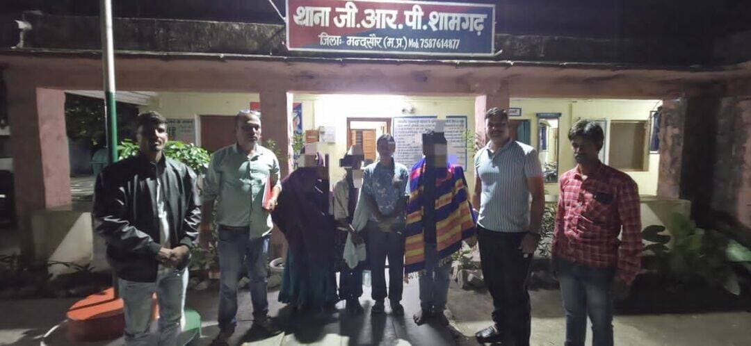 पढ़ाई के लिए मां ने डांटा तो घर से निकली 12 वर्षीय बालिका, शामगढ़ स्टेशन पर मिली
जीआरपी शामगढ़ ने परिजनों की तलाश कर बालिका को सकुशल सौंपा
शामगढ़। पढ़ाई को लेकर मां की डांट से नाराज होकर घर से निकली 12 वर्षीय बालिका ट्रेन में बैठकर शामगढ़ पहुंच गई। रेलवे स्टेशन पर अकेली भटकती मिली बालिका को जीआरपी थाना शामगढ़ की टीम ने सुरक्षित अपने संरक्षण में लिया और परिजनों से संपर्क कर उसे सकुशल उनके सुपुर्द किया।
जानकारी के अनुसार 28 सितंबर को शामगढ़ रेलवे स्टेशन के प्लेटफार्म नंबर 2 पर ड्यूटी के दौरान प्रधान आरक्षक रूपेंद्र भदौरिया, आरक्षक बलवंत एवं महिला आरक्षक प्रीति को एक बालिका अकेली बैठी मिली। पूछताछ में बालिका ने खुद को झाबुआ जिले का निवासी बताया। जीआरपी टीम उसे सुरक्षित थाने लेकर पहुंची और भोजन कराया।
थाना प्रभारी उप निरीक्षक ममता अलावा के निर्देशन में पुलिस टीम ने बालिका को विश्वास में लेकर पूछताछ की। बालिका ने बताया कि वह ग्राम असालिया, थाना पेटलावद, जिला झाबुआ की रहने वाली है। पढ़ाई नहीं करने पर मां ने उसे डांट दिया था, जिससे नाराज होकर वह बिना बताए घर से निकल गई और ट्रेन में बैठकर शामगढ़ पहुंच गई।
जीआरपी ने बालिका से उसके पिता मुकेश मैड़ा का मोबाइल नंबर लेकर परिजनों से संपर्क किया। सूचना मिलने पर माता-पिता, रिश्तेदार और ग्राम सरपंच शामगढ़ थाने पहुंचे। आवश्यक कागजी कार्रवाई पूरी करने के बाद जीआरपी ने बालिका को सकुशल उसके परिजनों के सुपुर्द कर दिया।