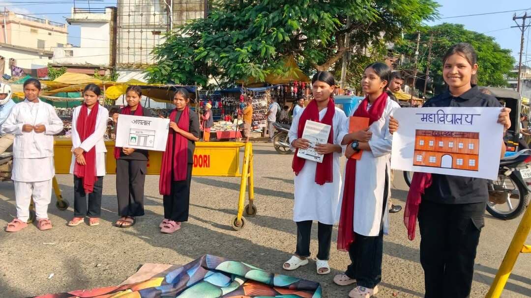 *सेवा संकल्प अभियान के तहत नुक्कड़ नाटक के माध्यम से नशामुक्ति का दिया संदेश*
*जनजातीय कार्य विभाग ने जिले के विभिन्न स्थानों पर किया जागरूकता कार्यक्रम, युवाओं को नशे से दूर रहने का आह्वान*
सेवा संकल्प अभियान के अंतर्गत नशामुक्त भारत के निर्माण के उद्देश्य से जनजातीय कार्य विभाग द्वारा जिले के विभिन्न स्थानों पर नुक्कड़ नाटक के माध्यम से जनजागरूकता कार्यक्रम आयोजित किए गए। कार्यक्रम के माध्यम से विशेष रूप से नवयुवकों को नशे के दुष्परिणामों के प्रति जागरूक करते हुए नशे से दूर रहने का संदेश दिया गया।
नुक्कड़ नाटक के माध्यम से युवाओं को नशे की आदत से होने वाले सामाजिक एवं व्यक्तिगत नुकसान की जानकारी दी गई। साथ ही युवाओं से अपने भविष्य को ध्यान में रखते हुए शिक्षा, रोजगार, खेल एवं सकारात्मक गतिविधियों से जुड़ने का आह्वान किया गया।
कार्यक्रम के माध्यम से युवाओं को नशे से दूर रहकर स्वस्थ एवं सकारात्मक जीवनशैली अपनाने तथा नशामुक्त समाज के निर्माण में अपनी सक्रिय भूमिका निभाने के लिए प्रेरित किया गया।
#sevasanakalapabhiyan #collectordindori #jansamparkdindori NashaMuktBharat #DrugFreeIndia #YouthAwareness #Dindori #NashaMukti #HealthyLifestyle #MPGovernment