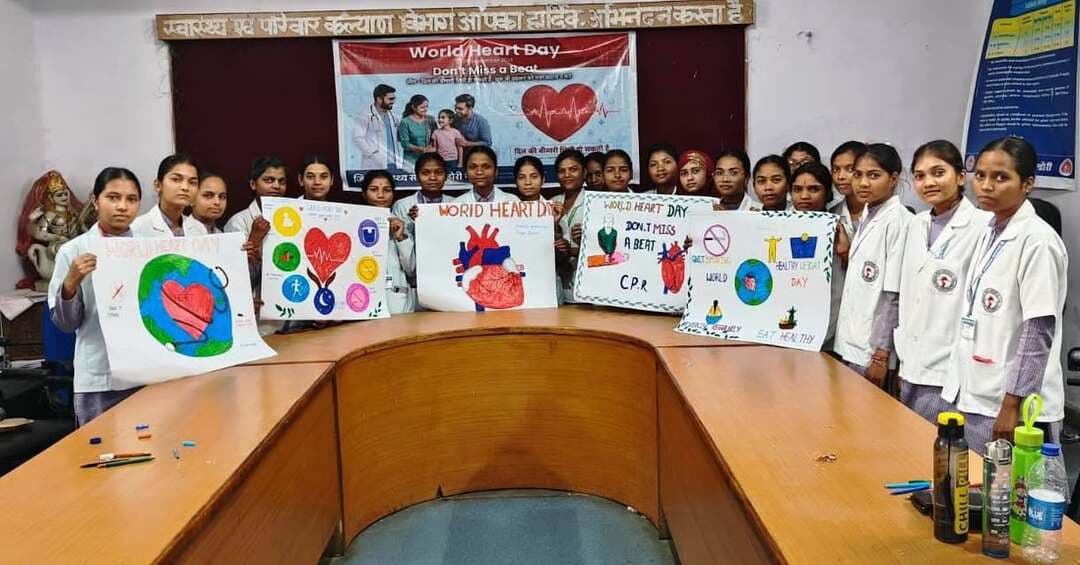 *हृदय रोगों से बचाव का संकल्प, जिला अस्पताल में ‘डोंट मिस ए बीट’ थीम पर चला जागरूकता अभियान*
कलेक्टर श्रीमती अंजू पवन भदौरिया के निर्देशन में जिला चिकित्सालय डिंडौरी में विश्व हृदय दिवस के अवसर पर स्वास्थ्य जागरूकता कार्यक्रम एवं कार्यशाला का आयोजन किया गया। इस वर्ष कार्यक्रम की थीम ‘डोंट मिस ए बीट’ रखी गई, जिसके माध्यम से नागरिकों को हृदय स्वास्थ्य के प्रति जागरूक रहने तथा हृदय रोगों की रोकथाम के लिए स्वस्थ जीवनशैली अपनाने का संदेश दिया गया। कार्यक्रम का आयोजन मुख्य चिकित्सा एवं स्वास्थ्य अधिकारी डॉ. मनोज पाण्डेय के मार्गदर्शन में किया गया।
कार्यक्रम में सिविल सर्जन सह मुख्य अस्पताल अधीक्षक डॉ. रमेश सिंह मरावी, डॉ. प्रदीप गोहिया, शिशु रोग विशेषज्ञ, आरकेएसके कॉर्डिनेटर ओम प्रकाश उरेती एवं डीईआईसी मैनेजर कमलेश रामटेके सहित स्वास्थ्य विभाग के अधिकारी, चिकित्सक एवं कर्मचारी उपस्थित रहे। जागरूकता कार्यशाला में भारत इंस्टीट्यूट ऑफ नर्सिंग एवं नर्मदा पैरामेडिकल कॉलेज की छात्राओं ने उत्साहपूर्वक सहभागिता की। चिकित्सकों ने हृदय रोगों के प्रमुख कारण, लक्षण, जोखिम कारक एवं बचाव के उपायों की जानकारी देते हुए उच्च रक्तचाप, मधुमेह, असंतुलित खान-पान, शारीरिक गतिविधियों की कमी, तनाव एवं तंबाकू सेवन को हृदय रोगों के प्रमुख जोखिम कारक बताया।
कार्यशाला में संतुलित एवं पौष्टिक आहार, नियमित शारीरिक गतिविधि, पर्याप्त नींद, तनाव प्रबंधन तथा नियमित स्वास्थ्य जांच के महत्व पर प्रकाश डाला गया। साथ ही हृदयाघात के प्रारंभिक लक्षणों की पहचान एवं समय पर चिकित्सा सहायता प्राप्त करने के प्रति जागरूक किया गया। छात्राओं को स्वयं हृदय स्वास्थ्य के प्रति सजग रहने तथा परिवार एवं समुदाय तक जागरूकता का संदेश पहुंचाने के लिए प्रेरित किया गया। कार्यक्रम के माध्यम से नागरिकों से अपील की गई कि वे हृदय की सेहत को प्राथमिकता दें और स्वस्थ जीवनशैली अपनाकर हृदय रोगों के जोखिम को कम करें।#sevasanakalp #sevasanakalapabhiyan #collectordindori #jansamparkdindori
#WorldHeartDay #DontMissABeat #HeartHealth #HealthAwareness #Dindori #HealthyLifestyle #HeartDiseasePrevention #MPHealth
