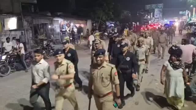#अलीगढ़ पुलिस #पैदल गश्त
#ख़ाकी वर्दी धारी लाखों उम्मीदों और हिफाजत का सबसे अटूट भरोसा है। अपने आराम को कुर्बान कर दूसरों के सुकून की ढाल बन जाते है ये वर्दीधारी।
#जय हिंद# जय भारत