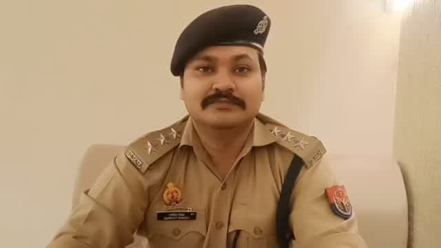 #अलीगढ़*थाना दादों*...एक प्रकरण संज्ञान में आया है जिसमें छात्रा द्वारा बताया गया है कि उसने छेड़खानी के डर से स्कूल जाना छोड़ दिया है । उक्त प्रकरण की जाँच की गई तो ज्ञात हुआ कि *छात्रा द्वारा जिस युवक पर आरोप लगाये जा रहे हैं वह उसी के परिवार का भाई लगता है ।* छात्रा के परिवार का घेर व विपक्षी का घर आपस में जुड़े हुए हैं व दिनांक 03.09.26 को गोबर डालने को लेकर दोनों पक्षों में महिलाओं में आपस में विवाद हुआ था जिसका वीडियो भी स्थानीय पुलिस को प्राप्त हुआ है । वर्तमान में पुलिस द्वारा प्रकरण की और गहनता से जाँच की जा रही है । जाँचोपरान्त अग्रिम विधिक कार्यवाही अमल में लाई जायेगी ।