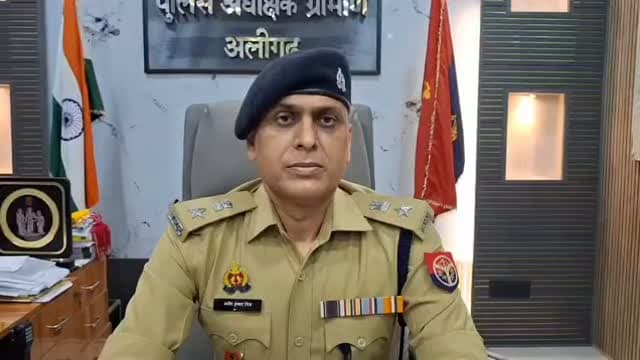 #अलीगढ़*थाना छर्रा-* 22.09.026 को लगभग 10:30 बजे रात की घटना है, जहां पर PRV पर एक सूचना प्राप्त हुई थी कि एक व्यक्ति एक्सीडेंट से घायल हो गया है। सूचना प्राप्त होने के पश्चात PRV तत्काल मौके पर पहुंची थी, जहां पर ज्ञात हुआ कि राजू नाम का एक व्यक्ति है जो कि पल्लेदारी का वहां पर काम करता था, एक्सीडेंट से घायल हुआ है। उसको उपचार हेतु अस्पताल उसके बाद भिजवा दिया गया था।
