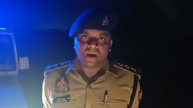 #अलीगढ़ #इगलास में दोस्तों के बीच मारपीट, एक व्यक्ति की मौत
अलीगढ़। थाना इगलास क्षेत्र के गांव ज्वार में मंगलवार शाम करीब 7 बजे कुछ दोस्तों के बीच पैसों के विवाद को लेकर मारपीट हो गई। सूचना मिलते ही स्थानीय पुलिस मौके पर पहुंची, जहां राजकुमार (करीब 42 वर्ष) की मृत्यु हो चुकी थी।
पुलिस के अनुसार, सभी लोग टावर लगाने का काम करते हैं और पैसों को लेकर उनके बीच विवाद हुआ था, जिसके बाद मारपीट हुई। मृतक के शव को मृत्यु के सही कारण का पता लगाने के लिए पोस्टमार्टम हेतु मोर्चरी भेज दिया गया है।
मामले में प्रकाश में आए शिवम, रवि और अनु की गिरफ्तारी के लिए पुलिस टीमें दबिश दे रही हैं। पुलिस का कहना है कि तहरीर प्राप्त होने के बाद सुसंगत धाराओं में अभियोग पंजीकृत किया जाएगा। फिलहाल मौके पर शांति व्यवस्था कायम है और अन्य विधिक कार्रवाई प्रचलित है।