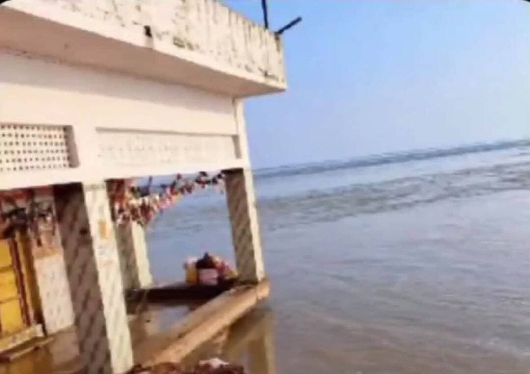 बाराबंकी में खतरे के निशान से ऊपर बह रही सरयू नदी,हेतमापुर गांव में पुरानी मस्जिद नदी में समाई बाबा नारायण दास मंदिर पर खतरा तेज कटान से मंदिर का एक हिस्सा नदी की ओर लटक गया है,मंदिर परिसर की दो समाधियां भी सरयू में समा चुकी हैं, मंदिर को बचाने के लिए MLA @FareedMKidwai ने की दुआ