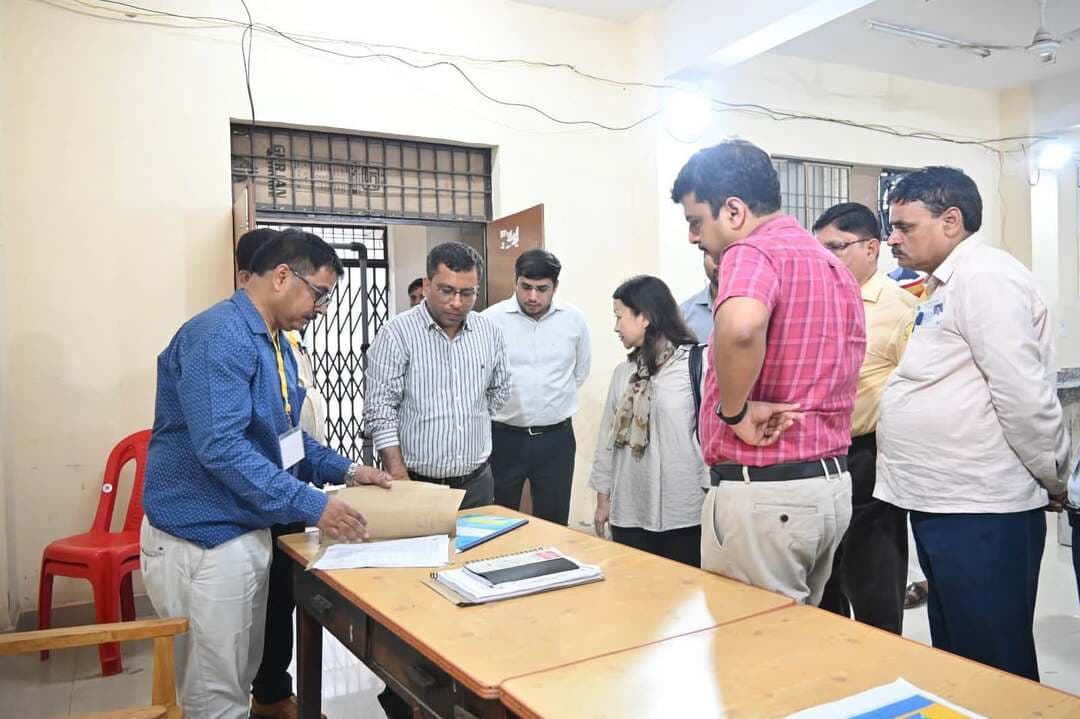 बाराबंकी: विधानसभा चुनाव 2027 की तैयारी शुरू, EVM-VVPAT की FLC का शुभारंभ, DM ईशान प्रताप सिंह की देखरेख में हो रही चेकिंग
बाराबंकी। विधानसभा सामान्य निर्वाचन 2027 को लेकर बाराबंकी में तैयारियां शुरू हो गई हैं। जिलाधिकारी/जिला निर्वाचन अधिकारी *ईशान प्रताप सिंह* की देखरेख में सोमवार 29 सितंबर से EVM और VVPAT मशीनों की फर्स्ट लेवल चेकिंग (FLC) का कार्य शुरू किया गया।
जिला निर्वाचन कार्यालय स्थित वेयरहाउस के FLC हॉल में BEL के अधिकृत इंजीनियरों द्वारा मशीनों की जांच की जा रही है। FLC में पास होने वाली मशीनें ही चुनाव में उपयोग होंगी।
भारत निर्वाचन आयोग द्वारा मिजोरम की संयुक्त मुख्य निर्वाचन अधिकारी श्रीमती एथेल रोथांगपुई को EVM नोडल अधिकारी बनाया गया है, जिन्होंने आज FLC कार्य का निरीक्षण किया। इस दौरान भाजपा, कांग्रेस, सपा, आप, माकपा और अपना दल एस के प्रतिनिधि मौजूद रहे।
#Barabanki #EVMFLC #DMBarabanki #AssemblyElection2027