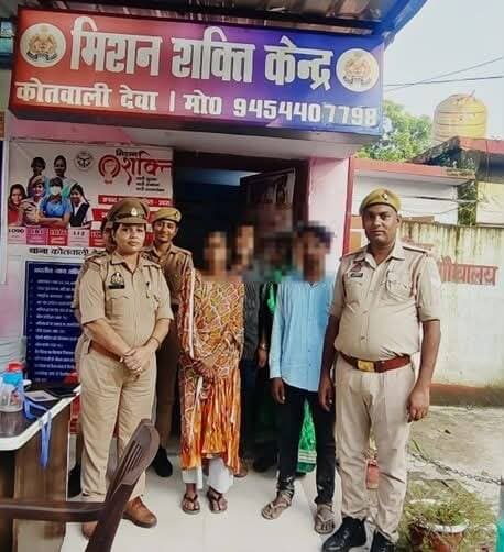 बाराबंकी: मिशन शक्ति 5.0 का दिखा असर, पुलिस ने सुलझाए 5 परिवारों के विवाद, खोए बच्चे भी सकुशल बरामद*
*बाराबंकी।* मिशन शक्ति अभियान फेज-5.0 के तहत बाराबंकी पुलिस ने महिलाओं की शिकायतों पर त्वरित कार्रवाई करते हुए 5 मामलों का सफल निस्तारण किया।
*कोतवाली नगर* में मौसी के घर चले गए 16 साल की किशोरी और 11 साल के बच्चे को पुलिस ने सकुशल बरामद कर परिजनों को सौंपा।
*देवा* में दहेज उत्पीड़न के मामले में काउंसलिंग के बाद पति-पत्नी साथ रहने को राजी हुए। *जहांगीराबाद* में साइकिल के लेन-देन का विवाद 3000 रुपये के समझौते से सुलझा। वहीं *रामनगर और लोनीकटरा* में घरेलू हिंसा और मारपीट के दो मामलों में भी काउंसलिंग कर परिवारों में सुलह कराई गई। एसपी अर्पित विजयवर्गीय के निर्देशन में चल रहे अभियान से लोगों में पुलिस के प्रति विश्वास बढ़ा है।