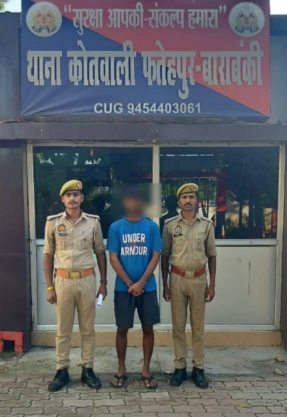 बाराबंकी: पुलिस का अपराधियों पर शिकंजा, 2 वांछित अभियुक्त गिरफ्तार, 19 पर शांतिभंग में कार्रवाई
*बाराबंकी।* जिले में वांछित और वारंटी अभियुक्तों की गिरफ्तारी के लिए चलाए जा रहे अभियान के तहत बाराबंकी पुलिस को बड़ी सफलता मिली। पुलिस ने 28/29 सितंबर की रात में 2 वांछित अभियुक्तों को गिरफ्तार किया और 19 लोगों के खिलाफ शांतिभंग की कार्रवाई की।
कोतवाली नगर पुलिस ने पॉक्सो एक्ट सहित अन्य धाराओं में वांछित इरशाद कुरैशी पुत्र शरीफ कुरैशी निवासी जिन्हौली आलापुर को गिरफ्तार किया। वहीं फतेहपुर पुलिस ने पॉक्सो एक्ट के मामले में वांछित छोटू उर्फ अभिराज यादव निवासी रामनेवाज पुरवा को गिरफ्तार किया। #viralpost #barabankicity