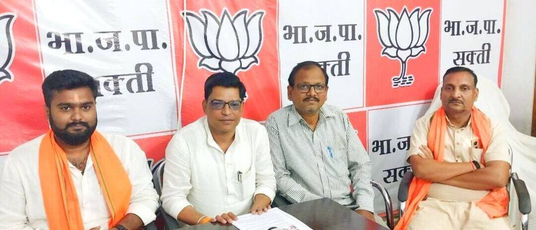 Sakti News : जनता के जनादेश को स्वीकार करे कांग्रेस, संवैधानिक संस्थाओं पर आरोप लगाना बंद करे : कवि शरण वर्मा
सक्ती. कांग्रेस द्वारा चुनाव आयोग एवं अन्य संवैधानिक संस्थाओं की कार्यप्रणाली पर लगातार सवाल उठाए जाने को लेकर भारतीय जनता पार्टी ने कांग्रेस पर तीखा हमला बोला है. सक्ती में आयोजित प्रेस वार्ता में भारतीय जनता युवा मोर्चा के जिला प्रभारी एवं जनपद अध्यक्ष कवि शरण वर्मा ने कहा कि संवैधानिक संस्थाओं की विश्वसनीयता पर सवाल खड़ा करना कांग्रेस की राजनीतिक हताशा और जनादेश को स्वीकार नहीं कर पाने की मानसिकता को दर्शाता है.
उन्होंने ने आगे कहा कि कांग्रेस जब चुनाव जीतती है तो चुनाव प्रक्रिया और संवैधानिक संस्थाएं उसे निष्पक्ष नजर आती हैं, लेकिन जब जनता कांग्रेस को नकार देती है तो वहीं संस्थाएं उसके निशाने पर आ जाती हैं. यह दोहरा रवैया लोकतांत्रिक व्यवस्था के लिए उचित नहीं है.
उन्होंने कहा कि चुनाव आयोग देश की लोकतांत्रिक व्यवस्था का महत्वपूर्ण संवैधानिक अंग है. चुनाव प्रक्रिया को लेकर यदि किसी राजनीतिक दल को कोई आपत्ति है तो उसके लिए संवैधानिक और कानूनी रास्ते उपलब्ध हैं, लेकिन बिना ठोस तथ्य के लगातार आरोप लगाकर जनता के बीच भ्रम फैलाने का प्रयास लोकतांत्रिक संस्थाओं की गरिमा को प्रभावित करता है.
कवि शरण वर्मा ने कांग्रेस पर निशाना साधते हुए कहा कि जनता के बीच अपना जनाधार मजबूत करने के बजाय कांग्रेस संवैधानिक संस्थाओं पर आरोप लगाने की राजनीति कर रही है। उन्होंने कहा कि जनता अब तथ्यों को समझती है और केवल राजनीतिक आरोपों से उसे गुमराह नहीं किया जा सकता.
उन्होंने कहा कि भाजपा संविधान, लोकतंत्र और देश की संवैधानिक संस्थाओं के सम्मान के लिए प्रतिबद्ध है. कांग्रेस को भी अपनी राजनीतिक असहमति को लोकतांत्रिक मर्यादाओं के भीतर व्यक्त करना चाहिए.
प्रेस वार्ता में जिला पंचायत सभापति आयुष शर्मा, भाजपा जिला मीडिया प्रभारी धनंजय नामदेव, जिला सह मीडिया प्रभारी, बाराद्वार मंडल अध्यक्ष गेंदराम मनहर, मंडल अध्यक्ष अभिषेक शर्मा, भोजराम साहू सहित भारतीय जनता पार्टी के कार्यकर्ता उपस्थित रहे.