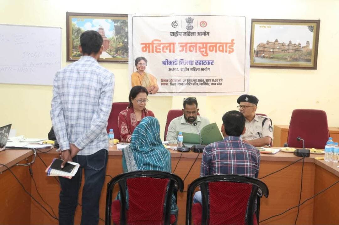राष्ट्रीय महिला आयोग की जनसुनवाई में 35 प्रकरणों की हुई सुनवाई
घरेलू हिंसा, दहेज, महिला छेड़छाड़ एवं संपत्ति विवाद सहित विभिन्न मामलों में आयोग ने दिए आवश्यक दिशा-निर्देश
राष्ट्रीय महिला आयोग द्वारा ग्वालियर प्रवास के दौरान जिला पंचायत सभागार में महिला जनसुनवाई कार्यक्रम आयोजित किया गया। जनसुनवाई के दौरान कुल 35 प्रकरणों की सुनवाई की गई।
जनसुनवाई में घरेलू हिंसा, दहेज से संबंधित मामले, महिला छेड़छाड़, पुलिस द्वारा कार्रवाई नहीं किए जाने से संबंधित प्रकरण तथा संपत्ति विवाद सहित विभिन्न मामलों की सुनवाई की गई। आयोग द्वारा प्रकरणों को गंभीरता एवं संवेदनशीलता के साथ सुना गया तथा संबंधित पक्षों को आवश्यक परामर्श प्रदान किया गया।
पुलिस से संबंधित प्रकरणों में त्वरित कार्रवाई सुनिश्चित करने के लिए अतिरिक्त पुलिस अधीक्षक को आवश्यक दिशा-निर्देश दिए गए। आयोग ने संबंधित अधिकारियों को महिलाओं से जुड़े मामलों में संवेदनशीलता के साथ कार्रवाई करने तथा प्रकरणों के निराकरण में आवश्यक तत्परता बरतने के निर्देश दिए।
जनसुनवाई कार्यक्रम में राष्ट्रीय महिला आयोग की ओर से वरिष्ठ समन्वयक श्रीमती लीलावती, अपर कलेक्टर श्रीमती आरती तिवारी, मुख्य कार्यपालन अधिकारी जिला पंचायत श्री सुजान सिंह रावत, राज्य महिला आयोग के सचिव श्री सुरेश तोमर, अतिरिक्त पुलिस अधीक्षक श्री प्रदीप सिंह बघेल, जिला विधिक सेवा प्राधिकरण के अधिकारी एवं अभिभाषक उपस्थित रहे।
#gwalior
PRO Gwalior
Jansampark Madhya Pradesh
CM Madhya Pradesh