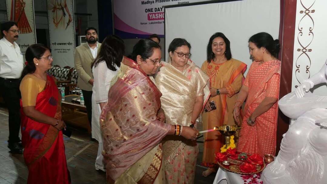 महिलाओं को कृत्रिम बुद्धिमत्ता एवं साइबर सुरक्षा के प्रति जागरूक करने कार्यशाला आयोजित
‘यशोदा एआई 2.0’ के माध्यम से महिलाओं को डिजिटल रूप से सशक्त बनाने पर जोर
राष्ट्रीय महिला आयोग की अध्यक्षा श्रीमती विजया के. रहाटकर के मार्गदर्शन तथा मध्य प्रदेश राज्य महिला आयोग की अध्यक्षा श्रीमती रेखा यादव के सहयोग से संचालित ‘यशोदा एआई 2.0’ अभियान के अंतर्गत लक्ष्मीबाई राष्ट्रीय शारीरिक शिक्षा संस्थान, ग्वालियर में कृत्रिम बुद्धिमत्ता एवं साइबर सुरक्षा विषय पर विशेष प्रशिक्षण सत्र आयोजित किया गया।
कार्यक्रम में राष्ट्रीय महिला आयोग की अध्यक्षा श्रीमती विजया के. रहाटकर, मध्य प्रदेश राज्य महिला आयोग की अध्यक्षा श्रीमती रेखा यादव, सदस्य श्रीमती साधना स्थापक, सचिव श्री सुरेश तोमर, महिला एवं बाल विकास विभाग ग्वालियर संभाग की संयुक्त संचालक श्रीमती सीमा शर्मा, जिला कार्यक्रम अधिकारी श्रीमती उपासना राय तथा साइबर विशेषज्ञ श्री जतिन माटा सहित संबंधित अधिकारी उपस्थित रहे।
राष्ट्रीय महिला आयोग की अध्यक्षा श्रीमती विजया के. रहाटकर ने कहा कि ‘यशोदा एआई’ केवल कृत्रिम बुद्धिमत्ता सिखाने का कार्यक्रम नहीं है, बल्कि महिलाओं को भविष्य की तकनीक से जोड़ने, उन्हें डिजिटल रूप से सुरक्षित बनाने और उनके आत्मविश्वास को बढ़ाने का राष्ट्रीय प्रयास है। उन्होंने कहा कि कृत्रिम बुद्धिमत्ता बच्चों की पढ़ाई की सामग्री को सरल भाषा में समझाने, दैनिक कार्यों की योजना बनाने, विभिन्न विषयों की जानकारी व्यवस्थित करने तथा छोटे व्यवसाय के लिए उत्पाद विवरण, पोस्टर और सामाजिक माध्यमों की सामग्री तैयार करने में सहायक हो सकती है। उन्होंने महिलाओं से कृत्रिम बुद्धिमत्ता का उपयोग समझदारी और सावधानी के साथ करने तथा व्यक्तिगत जानकारी एवं निजता की सुरक्षा का विशेष ध्यान रखने का आह्वान किया।
उन्होंने कहा कि तकनीक और महिला सशक्तीकरण को साथ लेकर आगे बढ़ने की आवश्यकता है। कृत्रिम बुद्धिमत्ता के साथ मानवीय बुद्धिमत्ता, मानवीय मूल्य और मानवीय गरिमा भी समान रूप से महत्वपूर्ण हैं। ‘यशोदा एआई’ का उद्देश्य महिलाओं को तकनीक के माध्यम से सशक्त बनाकर उन्हें देश की प्रगति में अधिक प्रभावी भागीदारी के लिए तैयार करना है।
राज्य महिला आयोग की अध्यक्षा श्रीमती रेखा यादव ने प्रतिभागियों को कृत्रिम बुद्धिमत्ता के उपयोग के साथ साइबर सुरक्षा के प्रति सजग रहने की आवश्यकता बताई। उन्होंने कहा कि किसी भी अनजान लिंक को नहीं खोलना चाहिए तथा मोबाइल पर संदिग्ध या आपत्तिजनक सामग्री प्राप्त होने पर उसे परिवार के सदस्यों के साथ साझा कर आवश्यक सावधानी बरतनी चाहिए। उन्होंने बताया कि ‘यशोदा एआई’ पहल के माध्यम से महिलाओं को आधुनिक तकनीक का उपयोग कर शिक्षा, रोजगार, स्वरोजगार एवं उद्यमिता के क्षेत्र में उपलब्ध अवसरों की जानकारी देने का प्रयास किया जा रहा है। साथ ही महिलाओं को कृत्रिम बुद्धिमत्ता आधारित उपकरणों के व्यावहारिक उपयोग तथा डिजिटल माध्यमों के प्रति आत्मविश्वास विकसित करने के लिए प्रोत्साहित किया जा रहा है।
राज्य महिला आयोग की सदस्य श्रीमती साधना स्थापक ने कहा कि हम उन्नत डिजिटल युग की ओर बढ़ रहे हैं, इसलिए तकनीक का उपयोग सावधानी एवं जागरूकता के साथ किया जाना आवश्यक है। उन्होंने साइबर अपराधों से बचाव के लिए साइबर हेल्पलाइन 1930 के अधिक से अधिक प्रचार-प्रसार पर जोर दिया।
राज्य महिला आयोग के सचिव श्री सुरेश तोमर ने डिजिटल माध्यमों के सुरक्षित उपयोग पर जानकारी देते हुए कहा कि कृत्रिम बुद्धिमत्ता का उपयोग दैनिक जीवन को सरल बनाने के साथ-साथ मानसिक तनाव कम करने में भी सहायक हो सकता है। उन्होंने प्रतिभागियों से एक-दूसरे को डिजिटल सुरक्षा के प्रति जागरूक करने, एकमुश्त पासवर्ड संबंधी धोखाधड़ी से बचने, ब्लैकमेलिंग की घटनाओं के प्रति सतर्क रहने तथा डिजिटल माध्यमों से संबंधित नियमों एवं प्रावधानों की जानकारी रखने का आग्रह किया।
राष्ट्रीय महिला आयोग के उप निदेशक श्री रामावतार सिंह ने महिला हेल्पलाइन 1090 के संबंध में जानकारी दी। उन्होंने कृत्रिम बुद्धिमत्ता के सदुपयोग पर जोर देते हुए कहा कि इसका उपयोग बच्चों की पढ़ाई, दैनिक कार्यों एवं अन्य उपयोगी गतिविधियों में किया जा सकता है, लेकिन इसके साथ निजता एवं डिजिटल सुरक्षा का ध्यान रखना आवश्यक है। उन्होंने कहा कि प्रत्येक महिला कम से कम दस अन्य महिलाओं को डिजिटल सुरक्षा एवं कृत्रिम बुद्धिमत्ता के उपयोग के संबंध में जागरूक करे।
कार्यशाला में महावीर फाउंडेशन, दिल्ली से आए कृत्रिम बुद्धिमत्ता प्रशिक्षक श्री जतिन माटा ने प्रतिभागियों को कृत्रिम बुद्धिमत्ता, आधुनिक कृत्रिम बुद्धिमत्ता उपकरणों, डिजिटल जागरूकता एवं साइबर सुरक्षा के महत्वपूर्ण पहलुओं की जानकारी दी। उन्होंने प्रतिभागियों को तकनीक का सुरक्षित एवं उपयोगी तरीके से प्रयोग करने के लिए प्रेरित किया।
कार्यक्रम का संचालन परियोजना अधिकारी श्री मनोज कुमार गुप्ता ने किया। इस अवसर पर सहायक संचालक श्री राहुल पाठक, परियोजना अधिकारी श्री ज्ञानेन्द्र शर्मा एवं परियोजना अधिकारी श्रीमती रेखा तिवारी सहित विभिन्न क्षेत्रों की प्रबुद्ध महिलाएं उपस्थित रहीं।
#gwalior
PRO Gwalior
Jansampark Madhya Pradesh
CM Madhya Pradesh