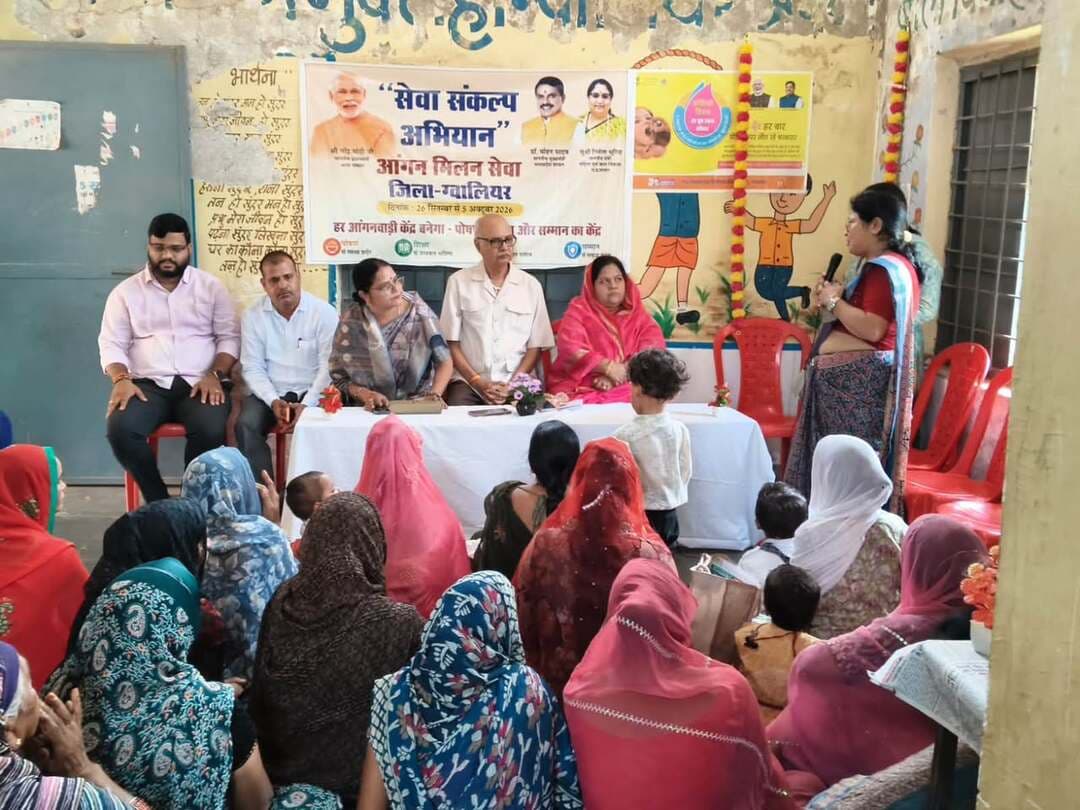 आंगनबाड़ी केंद्र आदर्श नगर में हुआ आंगन मिलन सेवा कार्यक्रम
लाड़ली लक्ष्मी प्रमाण-पत्र वितरित, गर्भवती माताओं की हुई गोद भराई एवं पोषण प्रदर्शनी का
किया गया अवलोकन
प्रधानमंत्री श्री नरेंद्र मोदी के जन्मदिवस के अवसर पर सेवा-संकल्प अभियान के अंतर्गत महिला एवं बाल विकास विभाग की शहरी-2 परियोजना के आंगनबाड़ी केन्द्र आदर्श नगर, वार्ड क्रमांक 18 में आंगन मिलन सेवा कार्यक्रम आयोजित किया गया।
कार्यक्रम का शुभारंभ मुख्य अतिथि श्री ध्यानेंद्र सिंह मामा जी, पूर्व मंत्री, श्रीमती मंजू सिकरवार, महिला मोर्चा प्रदेश कार्यसमिति सदस्य तथा वार्ड पार्षद श्रीमती रेखा त्रिपाठी एवं मंडल अध्यक्ष श्री जावर सिंह सहित अन्य अतिथियों द्वारा दीप प्रज्वलित कर किया गया।
कार्यक्रम के दौरान महिलाओं से आंगनबाड़ी केन्द्र के माध्यम से संचालित योजनाओं एवं सेवाओं की जानकारी ली गई। लाड़ली बहना योजना, लाड़ली लक्ष्मी योजना सहित अन्य योजनाओं के संबंध में महिलाओं एवं बच्चों की माताओं से चर्चा की गई। इस अवसर पर श्री ध्यानेंद्र सिंह मामा जी द्वारा लाड़ली लक्ष्मी प्रमाण-पत्रों का वितरण किया गया।
कार्यक्रम में गर्भवती माताओं नेहा शर्मा, अर्पिता, शीला एवं प्रियंका की गोद भराई की रस्म श्रीमती मंजू सिकरवार एवं वार्ड पार्षद श्रीमती रेखा त्रिपाठी द्वारा कराई गई। इस दौरान गर्भवती महिलाओं को पौष्टिक आहार का सेवन करने तथा नियमित स्वास्थ्य जांच कराने की सलाह दी गई।
कार्यक्रम के दौरान आंगनबाड़ी कार्यकर्ता श्रीमती सरोज राठौर को श्रीफल एवं शॉल भेंट कर सम्मानित किया गया। कार्यक्रम का आयोजन पर्यवेक्षक श्रीमती बबीता तोमर एवं श्रीमती मेखला नार्वे की अध्यक्षता में किया गया।
इस अवसर पर आयोजित पोषण प्रदर्शनी का पूर्व मंत्री श्री ध्यानेंद्र सिंह, श्रीमती मंजू सिकरवार, मंडल अध्यक्ष एवं उपाध्यक्ष तथा वार्ड पार्षद द्वारा अवलोकन किया गया। अतिथियों ने प्रदर्शित पौष्टिक आहार के संबंध में जानकारी ली और उसका स्वाद भी लिया।
कार्यक्रम के माध्यम से महिलाओं एवं गर्भवती माताओं को पोषण, स्वास्थ्य तथा आंगनबाड़ी केन्द्र के माध्यम से संचालित विभिन्न योजनाओं के प्रति जागरूक किया गया।
#gwalior
PRO Gwalior
Jansampark Madhya Pradesh
CM Madhya Pradesh