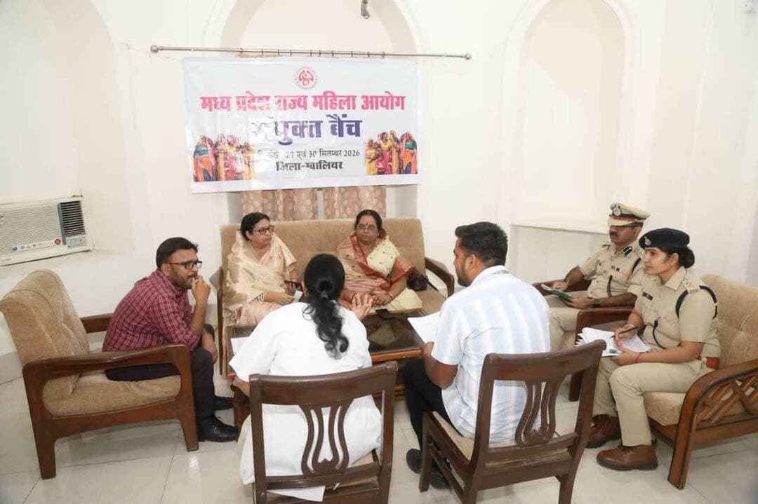 ग्वालियर में महिला आयोग की संयुक्त बैंच में 30 प्रकरणों की सुनवाई
महिला प्रताड़ना, दहेज प्रताड़ना सहित विभिन्न मामलों में आवेदक एवं अनावेदक पक्षों की सुनी गई बात
मध्यप्रदेश राज्य महिला आयोग की संयुक्त बैंच का आयोजन आज ग्वालियर में किया गया। संयुक्त बैंच के समक्ष जिले से संबंधित कुल 30 प्रकरण सुनवाई के लिए प्रस्तुत किए गए।
आयोग की अध्यक्ष श्रीमती रेखा यादव, सदस्य श्रीमती साधना स्थापक एवं सचिव श्री सुरेश तोमर ने प्रकरणों में आवेदक एवं अनावेदक दोनों पक्षों की बात सुनी। सुनवाई के दौरान वरिष्ठ पुलिस अधीक्षक श्री धर्मवीर सिंह सहित संबंधित अधिकारियों को आवश्यक निर्देश देते हुए प्रकरणों में नियमानुसार उचित कार्रवाई सुनिश्चित करने के निर्देश दिए गए।
सुनवाई के दौरान प्रस्तुत प्रकरणों में महिला प्रताड़ना के 13, दहेज प्रताड़ना के 6, बलात्कार के 2, मानसिक प्रताड़ना का 1, हिंसा का 1, कार्यस्थल प्रताड़ना का 1, पारिवारिक विवाद का 1, यौन शोषण का 1 तथा अन्य 2 प्रकरण शामिल रहे।
संयुक्त बैंच की सुनवाई के दौरान महिलाओं की बात संवेदनशीलता के साथ सुनी गई तथा प्रकरण में नियमानुसार आगे की कार्रवाई सुनिश्चित करने के लिए संबंधित अधिकारियों को आवश्यक निर्देश दिए।
#gwalior
PRO Gwalior
Jansampark Madhya Pradesh
CM Madhya Pradesh