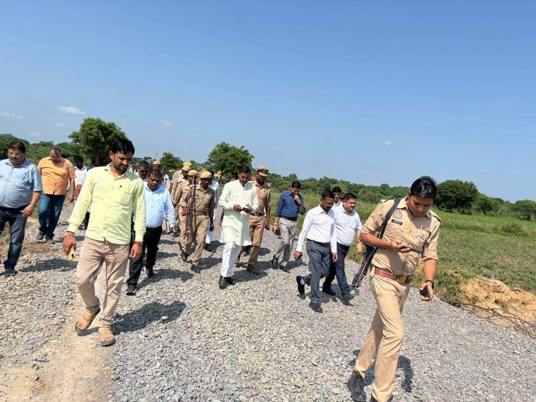 जिलाधिकारी ने मुस्करा में बाढ़ प्रभावित क्षेत्रों का किया निरीक्षण, कटे मार्ग पर तत्काल पुलिया निर्माण के दिए निर्देश
मुस्करा (हमीरपुर)। जनपद हमीरपुर के मुस्करा क्षेत्र में बाढ़ के कारण उत्पन्न हुई परिस्थितियों का जायजा लेने के लिए मंगलवार को जिलाधिकारी हमीरपुर ने प्रशासनिक अधिकारियों की टीम के साथ शिवनी गांव का स्थलीय निरीक्षण किया।
निरीक्षण के दौरान जिलाधिकारी ने मुख्य रूप से बाढ़ से प्रभावित हुई किसानों की फसलों और क्षतिग्रस्त हुए मकानों का स्थिति परीक्षण किया। उन्होंने अधिकारियों को निर्देशित किया कि प्रभावित ग्रामीणों को जल्द से जल्द राहत पहुंचाई जाए और नुकसान का निष्पक्ष आकलन किया जाए।
बाढ़ के पानी से सड़क कट जाने की समस्या को देखते हुए जिलाधिकारी ने लोक निर्माण विभाग (PWD) को निर्देशित किया कि कटे हुए रोड पर तय समय-सीमा के भीतर पुलिया का निर्माण कार्य पूर्ण कराया जाए, ताकि आवागमन सुचारू हो सके।
प्रशासनिक अमला रहा मौजूद
निरीक्षण के समय SDM मौदहा, नायब तहसीलदार मुस्करा, खंड विकास अधिकारी (BDO) मुस्करा, थानाध्यक्ष मुस्करा, ग्राम प्रधान प्रतिनिधि देववचन सिंह, क्षेत्रीय लेखपाल सुनील कुमार पटेल तथा सचिव श्यामसुंदर सहित भारी संख्या में ग्रामीण मौजूद रहे। इसके अतिरिक्त क्षेत्रीय कर्मचारी पंचायत सहायक मनीष कुमार, उचित दर विक्रेता रोशनी देवी एवं बाढ़ से प्रभावित विभिन्न डेरों के निवासी भी उपस्थित रहे।