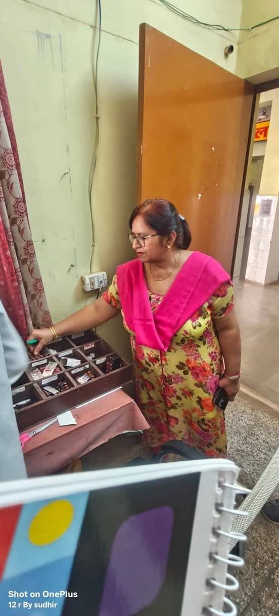 सामुदायिक स्वास्थ्य केंद्र मुस्करा का सीएमओ ने किया औचक निरीक्षण
लापरवाह स्वास्थ्य कर्मियों को नोटिस, बेहतर कार्य करने वालों का सम्मान
मुस्करा हमीरपुर। सामुदायिक स्वास्थ्य केंद्र सी एच सी मुस्करा में मुख्य चिकित्सा अधिकारी अलका शुक्ला और अपर मुख्य चिकित्सा अधिकारी अनूप निगम ने औचक निरीक्षण किया। निरिक्षण दौरान स्वास्थ्य सेवाओं का गहन जायजा लेते हुए मरीजों से सीधा संवाद किया गया व आवश्यक दिशा-निर्देश जारी किए गए।
सीएमओ ने वार्डों में भर्ती मरीजों से बात कर मिलने वाली स्वास्थ्य सुविधाओं का फीडबैक लिया। ड्यूटी पर तैनात स्टाफ नर्सों को गर्भवती महिलाओं को सर्वोत्तम स्वास्थ्य सुविधाएं देने के कड़े निर्देश दिए गए। तथा इंजेक्शन रूम का निरीक्षण करते हुए स्टाफ नर्स मनीष मिश्रा को निर्देशित किया गया कि गर्भवती महिलाओं में खून की कमी दूर करने वाले एफ सी एम इंजेक्शन के प्रति उनकी झिझक दूर की जाए।
जांच में प्राथमिकता: BPHU विंग में लैब तकनीशियन (LT) को गर्भवती महिलाओं की सभी अनिवार्य पैथोलॉजी जांचें प्राथमिकता पर करने के निर्देश दिए गए।
ए एन एम की साप्ताहिक समीक्षा बैठक में यू-विन, ई-कवच और RCH फीडिंग का काम शत-प्रतिशत पूरा करने के निर्देश दिए गए। साथ ही, उपकेंद्रों के अंतर्गत छूटे हुए सभी पात्र लाभार्थियों के आयुष्मान कार्ड एक सप्ताह के भीतर बनाने का आदेश दिया गया।
कार्य में शिथिलता बरतने पर ए एन एम वंदना और ए एन एम सुनिता सिंह से स्पष्टीकरण मांगा गया है।
बिना पूर्व सूचना के बैठक से अनुपस्थित रहने पर ब्लॉक कम्युनिटी प्रोसेस मैनेजर बी सी पी एम को भी स्पष्टीकरण तलब किया गया है। परिवार नियोजन के 'अंतरा' कार्यक्रम में उत्कृष्ट प्रदर्शन करने वाली सुनीता सोनी और सरोज सिंह को प्रोत्साहित करते हुए प्रशस्ति पत्र प्रदान करने की घोषणा की गई।
इस निरीक्षण व बैठक के दौरान सी एस सी के प्रभारी चिकित्साधिकारी ब्रजेंद्र कुमार राजपूत और सहायक शोध अधिकारी देवेंद्र कुमार सहित अस्पताल के अन्य अधिकारी व कर्मचारी उपस्थित रहे।