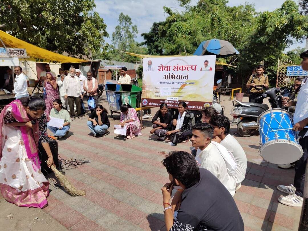 सेवा संकल्प अभियान के तहत एस.एन. कॉलेज में नुक्कड़ नाटक से दिया जनजागरूकता का संदेश
---
प्रधानमंत्री कॉलेज ऑफ एक्सीलेंस श्री नीलकंठेश्वर शासकीय स्नातकोत्तर महाविद्यालय में "सेवा संकल्प अभियान" के अंतर्गत जनकल्याणकारी योजनाओं एवं भारतीय ज्ञान परंपरा पर आधारित दो नुक्कड़ नाटकों का आयोजन किया गया। प्राचार्य डॉ. एस.पी. सिंह ने बताया कि इंदिरा चौक, पुराना बस स्टेशन व नगर निगम चौराहा पर विद्यार्थियों ने नुक्कड़ नाटक के माध्यम से आयुष्मान भारत, प्रधानमंत्री किसान सम्मान निधि, प्रधानमंत्री आवास योजना, लखपति दीदी, स्वयं सहायता समूह एवं जल जीवन मिशन सहित विभिन्न जनकल्याणकारी योजनाओं की जानकारी दी तथा पात्र हितग्राहियों को योजनाओं का लाभ लेने के लिए प्रेरित किया। भारतीय ज्ञान परंपरा पर आधारित प्रस्तुति में विद्यार्थियों ने भारतीय संस्कृति, ज्ञान एवं जीवन-मूल्यों की समृद्ध विरासत को प्रभावी संवाद एवं अभिनय के माध्यम से प्रस्तुत किया।
इस अवसर पर प्राचार्य डॉ. एस.पी. सिंह ने कहा कि नुक्कड़ नाटक साहित्य एवं लोक अभिव्यक्ति का सशक्त माध्यम है। सरल संवाद और अभिनय के जरिए इसके माध्यम से सामाजिक चेतना का संदेश जन-जन तक प्रभावी ढंग से पहुंचाया जा सकता है। उन्होंने कहा कि जनकल्याणकारी योजनाओं की जानकारी पात्र हितग्राहियों तक पहुंचाना और उन्हें योजनाओं का लाभ लेने के लिए प्रेरित करना सामाजिक जिम्मेदारी भी है।
इस दौरान दोनों प्रस्तुतियों में लगभग 15-15 विद्यार्थियों ने सहभागिता की। रेडक्रॉस एवं एनएसएस के विद्यार्थियों ने भी सक्रिय भागीदारी निभाई। कार्यक्रम के प्रभारी प्रो. रवि किराड़े रहे और डॉ. अर्चना मोरे ने विद्यार्थियों का मार्गदर्शन किया।
Jansampark Madhya Pradesh
General Administration Department, MP
Department of Higher Education, Madhya Pradesh
#SevaSankalpAbhiyan
#सेवा_संकल्प_अभियान
#khandwa