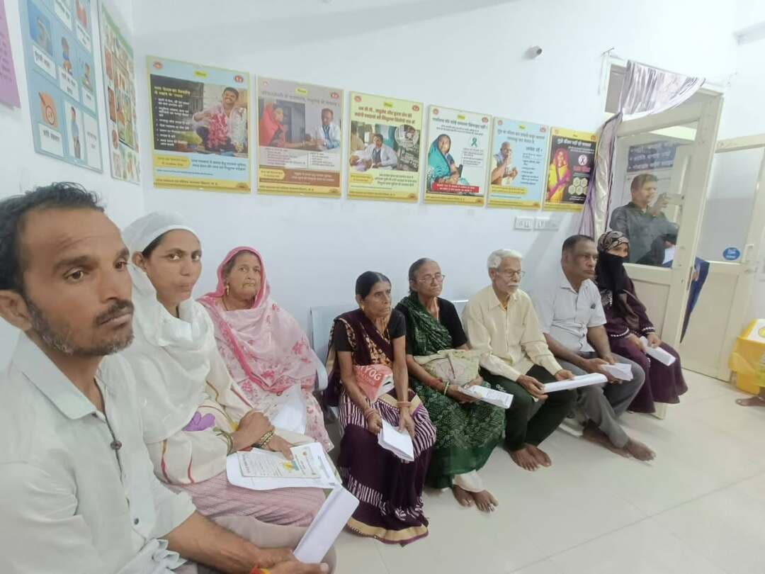 विश्व हृदय दिवस पर जिला चिकित्सालय में जागरूकता गतिविधि आयोजित
---
विश्व हृदय दिवस के अवसर पर मंगलवार को मेडिकल कॉलेज सह जिला चिकित्सालय खण्डवा में हृदय रोगों की रोकथाम एवं स्वस्थ जीवनशैली के प्रति जागरूकता के लिए गतिविधि आयोजित की गई। सिविल सर्जन डॉ. अनिरुद्ध कौशल ने बताया कि विश्व हृदय दिवस का उद्देश्य लोगों को हृदय के स्वास्थ्य के प्रति जागरूक करना है। इस वर्ष की थीम “डोंट मिस अ बीट” है, जिसका उद्देश्य हर धड़कन को महत्व देते हुए हृदय रोगों की रोकथाम और समय पर उपचार एवं देखभाल के प्रति जागरूक करना है। उन्होंने कहा कि सभी को अपने हृदय की अच्छी देखभाल करनी चाहिए तथा किसी भी प्रकार की स्वास्थ्य संबंधी तकलीफ होने पर तत्काल चिकित्सकीय परामर्श लेना चाहिए। उन्होंने बताया कि हृदय को स्वस्थ रखने के लिए संतुलित आहार, नियमित व्यायाम, धूम्रपान से परहेज, उच्च रक्तचाप एवं मधुमेह पर नियंत्रण, तनाव प्रबंधन तथा नियमित स्वास्थ्य जांच आवश्यक है।
मेडिकल कॉलेज के अधीक्षक डॉ. रंजीत बड़ोले एवं मेडिसिन विभाग के सह प्राध्यापक डॉ. पंकज जैन ने नियमित स्वास्थ्य जांच कराने की सलाह दी। उन्होंने उच्च रक्तचाप एवं मधुमेह से होने वाले खतरों, जैसे हृदय रोग, स्ट्रोक एवं किडनी फेल्योर आदि के संबंध में जानकारी दी। उन्होंने स्वस्थ जीवनशैली अपनाने, पर्याप्त नींद लेने तथा नियमित व्यायाम करने पर जोर दिया।उच्च रक्तचाप से बचाव के लिए नियमित रूप से रक्तचाप की जांच कराने, नमक का सेवन कम करने और नियमित व्यायाम करने की सलाह दी गई। कार्यक्रम में डॉ. सुजीत वर्मा, मेडिकल कॉलेज की सहायक अधीक्षक डॉ. सुनील बाजोलिया, डॉ. तनय मिश्रा सहित अधिकारी एवं कर्मचारी उपस्थित रहे।
Jansampark Madhya Pradesh
General Administration Department, MP
Directorate of Health Services, Madhya Pradesh
#khandwa