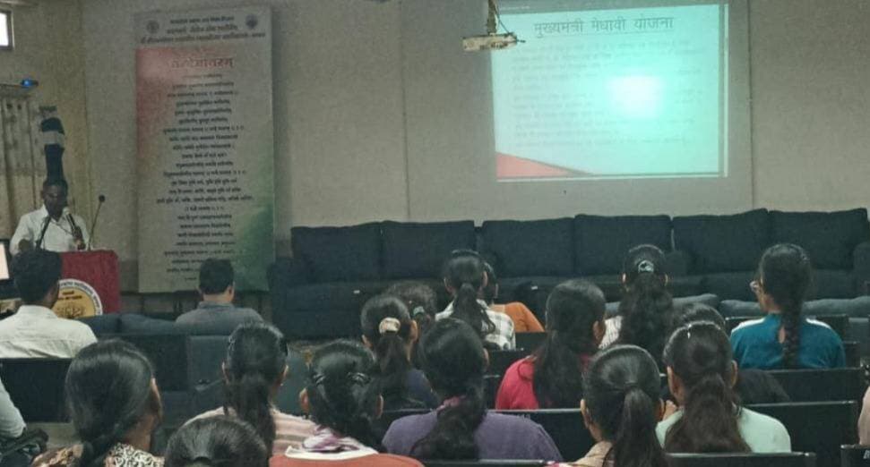 संकल्प से समाधान अभियान-2026’ में पात्रता, दस्तावेज और आवेदन प्रक्रिया समझाई
---
प्रधानमंत्री कॉलेज ऑफ एक्सीलेंस श्री नीलकंठेश्वर शासकीय स्नातकोत्तर महाविद्यालय खंडवा में मध्यप्रदेश शासन के ‘‘संकल्प से समाधान अभियान-2026’‘ के अंतर्गत विद्यार्थियों को शासन की प्रमुख कल्याणकारी एवं छात्रहितैषी योजनाओं की जानकारी और मार्गदर्शन प्रदान किया गया। कार्यक्रम में योजनाओं की पात्रता, आवश्यक दस्तावेज तथा आवेदन प्रक्रिया की जानकारी पीपीटी प्रस्तुतीकरण के माध्यम से दी गई। इस दौरान विद्यार्थियों की जिज्ञासाओं का समाधान भी किया गया।
प्राचार्य डॉ. एस. पी. सिंह ने कहा कि उच्च शिक्षा का उद्देश्य विद्यार्थियों को ज्ञान प्रदान करने के साथ-साथ उन्हें अपने अधिकारों, अवसरों और शासन की कल्याणकारी योजनाओं के प्रति जागरूक बनाना भी है। योजनाओं की समुचित जानकारी विद्यार्थियों को उपलब्ध अवसरों का लाभ उठाने तथा आत्मनिर्भर और जिम्मेदार नागरिक बनने में सक्षम बनाती है।
Jansampark Madhya Pradesh
General Administration Department, MP
Panchayat, Rural Development and Social Welfare Department of Madhya Pradesh
Department of Urban Development & Housing MP
#सेवा_संकल्प_अभियान
#SevaSankalpAbhiyan
#khandwa