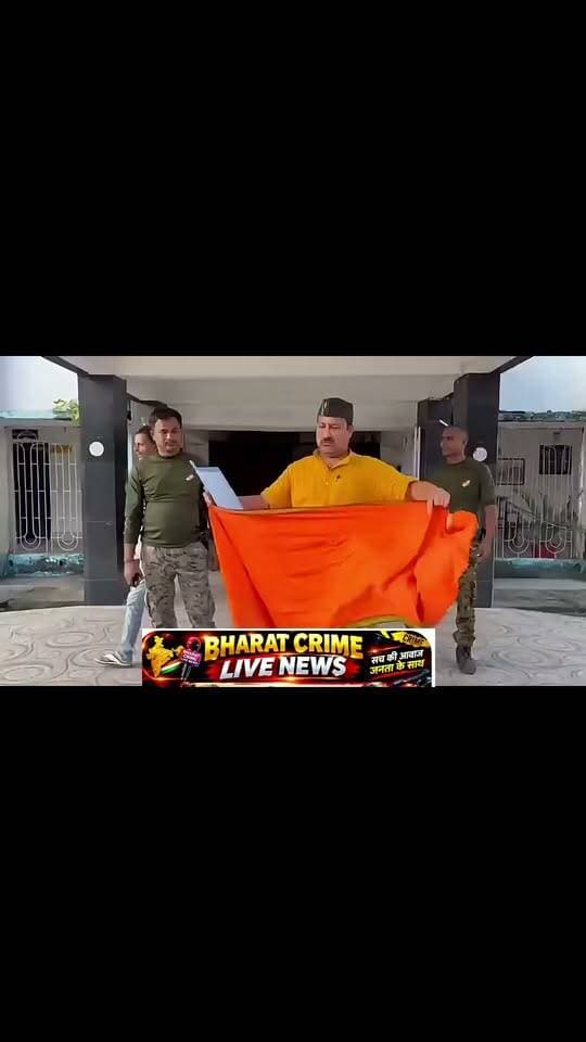 बिहार में अफसरशाही पर बीजेपी विधायक का हल्ला-बोल, गमछा बिछाकर धरने पर बैठे विनय बिहारी।
बिहार में सत्ता पक्ष के भीतर ही अफसरशाही के खिलाफ नाराजगी खुलकर सामने आ गई है। पश्चिम चंपारण की लौरिया-योगापट्टी विधानसभा सीट से भाजपा विधायक विनय बिहारी आज बेतिया समाहरणालय परिसर में गमछा बिछाकर धरने पर बैठ गए।
विधायक का आरोप है कि बाढ़ राहत को लेकर जिला प्रशासन गंभीर नहीं है और अफसरों की मनमानी चरम पर है। वे पिछले चार घंटे से जिलाधिकारी से मिलने का इंतजार कर रहे थे, लेकिन डीएम ने मिलने तक का समय नहीं दिया। मजबूर होकर उन्हें समाहरणालय में ही धरने पर बैठना पड़ा।
धरने पर बैठे विधायक विनय बिहारी ने कहा, _'जैसी आपदा है, वैसी व्यवस्था नहीं है। बाढ़ पीड़ितों को पॉलिथीन, राशन तक नहीं मिल रहा। कई इलाके अब भी राहत से वंचित हैं।'_
इसी दौरान उन्होंने शायराना अंदाज में सरकार पर तंज भी कसा -
"दुख है, दर्द है, मैं आह भर रहा हूं, अपने राजा के आने का इंतजार कर रहा हूं। ऊपर श्रीहरि, नीचे सम्राट चौधरी।"
विनय बिहारी ने साफ ऐलान किया है कि जब तक मुख्यमंत्री सम्राट चौधरी खुद बाढ़ प्रभावित इलाके का दौरा नहीं करेंगे, तब तक वह धरने से नहीं उठेंगे।
"हेलीकॉप्टर गरजेगा, उसको देखेंगे और अपना गमछा उठाकर चले जाएंगे, लेकिन तब तक यहीं बैठा रहूंगा,"विधायक ने कहा।
धरने की सूचना मिलते ही बेतिया DDC काजले वैभव नितिन मौके पर पहुंचे और विधायक को मनाने की कोशिश की, लेकिन विधायक अपनी मांग पर अड़े रहे।
इस घटना के बाद बिहार की सियासत में चर्चा तेज है कि एनडीए सरकार में सब कुछ ठीक नहीं है और अंदरूनी विरोध अब खुलकर सामने आ रहा है।
