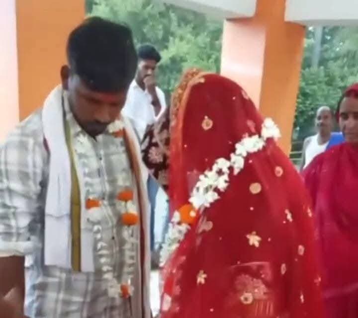 देवहारा सूर्य मंदिर में युवक-युवती ने रचाई शादी, परिजनों की सहमति से हुआ विवाह
हसपुरा की युवती और अरवल के युवक का सूर्य मंदिर में संपन्न हुआ विवाह, मौके पर पहुंची 112 पुलिस
औरंगाबाद जिले के गोह थाना क्षेत्र स्थित देवहारा सूर्य मंदिर में मंगलवार की सुबह करीब 5 बजे एक युवक और युवती का विवाह संपन्न कराया गया। बताया जा रहा है कि दोनों एक-दूसरे को पहले से जानते थे और आपसी सहमति से शादी करने के लिए तैयार थे। बाद में दोनों पक्षों के परिजनों की सहमति से मंदिर में विवाह कराया गया।
जानकारी के अनुसार, युवती हसपुरा थाना क्षेत्र के पथरौल गांव की रहने वाली है, जबकि युवक अरवल जिले के करपी गांव का निवासी बताया जा रहा है। बताया गया कि युवक रात के समय युवती के घर उससे मिलने पहुंचा था। इसके बाद दोनों के परिजनों को मामले की जानकारी हुई और परिवार की सहमति से दोनों की शादी कराने का निर्णय लिया गया।
परिजनों की सहमति के बाद मंगलवार की अहले सुबह दोनों को देवहारा स्थित सूर्य मंदिर ले जाया गया, जहां विवाह की रस्में पूरी की गईं। मंदिर परिसर में युवक-युवती के विवाह को लेकर कुछ समय तक लोगों की मौजूदगी बनी रही।
बताया जा रहा है कि शादी के बाद जब युवती को अपने साथ ले जाने की बात आई तो युवक ने कहा कि वह दशहरा के समय युवती को अपने साथ लेकर जाएगा। इसी बात को लेकर मौके पर कुछ देर तक स्थिति बनी रही। मामले की सूचना मिलने के बाद किसी व्यक्ति द्वारा डायल 112 पर जानकारी दी गई।
सूचना मिलते ही 112 की पुलिस टीम मौके पर पहुंची और मामले की जानकारी ली। पुलिस ने युवक-युवती तथा मौके पर मौजूद लोगों से बातचीत कर स्थिति को समझा। फिलहाल मामले में दोनों पक्षों की सहमति और पूरे घटनाक्रम को लेकर स्थानीय स्तर पर जानकारी जुटाई जा रही है।
स्थानीय लोगों के अनुसार, युवक-युवती एक-दूसरे को पहले से जानते थे और परिवार की सहमति से उनका विवाह कराया गया है। हालांकि, विवाह के बाद युवती को विदा करने को लेकर उत्पन्न स्थिति के कारण पुलिस को सूचना दी गई थी।