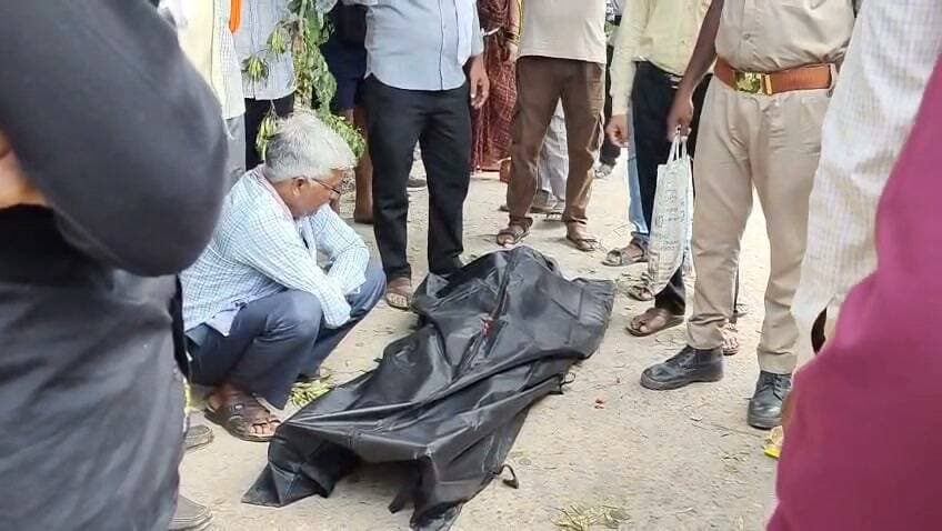 चित्रकूट कर्वी के रानीपुर भट्ट में सोते समय व्यक्ति को सर्प ने डसा इलाज के दौरान मौत परिजनों में मातम पुलिस ने कराया शव का पोस्टमार्टम। मामला चित्रकूट जनपद के कर्वी कोतवाली अंतर्गत रानीपुर भट्ट का बीते सोमवार और मंगलवार की मध्य रात्रि लगभग 2बजे का है जहां सर्प दंश से 52 वर्षीय व्यक्ति की मौत हो गई मृतक 52 वर्षीय अर्चन पुत्र रमाशंकर द्विवेदी निवासी ग्राम बगदरी थाना मानिकपुर के परिजनों ने बयाया की अर्चन एक सामाजिक संस्था में काम करते थे जो चित्रकूट के प्रमोद वन में अपनी पत्नी प्रियंका बेटा समुद्रम और बेटी से कृपा के साथ रहते थे और बीती 29 अगस्त को आई बाढ़ की वजह से वह रानीपुर भट्ट में अपने एक दोस्त के यहां परिवार के साथ रहते थे जो रात्रि में रोजाना की भांति चारपाई में सो रहे थे तभी उन्हें सर्प ने डस लिया जिससे उनकी हालत बिगड़ गई जिसकी जानकारी उनके द्वारा परिजनों और अपने दोस्त को दी गई जानकारी होते ही परिजन उन्हें आनन -फानन में सोनपुर जिला अस्पताल लेकर पहुंचे हैं जहां इलाज के दौरान उनकी मौत हो गई अर्चन की मौत से परिजनों में कोहराम मच गया और परिजनों का रो रो कर बुरा हाल है वहीं सूचना पर पहुंची पुलिस ने मृतक के शव को कब्जे में लेकर शव का आज मंगलवार की दोपहर 12 बजे जिला मुख्यालय में पोस्टमार्टम कराया है