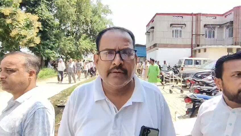 चित्रकूट कर्वी के रानीपुर भट्ट में सोते समय व्यक्ति को सर्प ने डसा इलाज के दौरान मौत परिजनों में मातम पुलिस ने कराया शव का पोस्टमार्टम। मामला चित्रकूट जनपद के कर्वी कोतवाली अंतर्गत रानीपुर भट्ट का बीते सोमवार और मंगलवार की मध्य रात्रि लगभग 2बजे का है जहां सर्प दंश से 52 वर्षीय व्यक्ति की मौत हो गई मृतक 52 वर्षीय अर्चन पुत्र रमाशंकर द्विवेदी निवासी ग्राम बगदरी थाना मानिकपुर के परिजनों ने बयाया की अर्चन एक सामाजिक संस्था में काम करते थे जो चित्रकूट के प्रमोद वन में अपनी पत्नी प्रियंका बेटा समुद्रम और बेटी से कृपा के साथ रहते थे और बीती 29 अगस्त को आई बाढ़ की वजह से वह रानीपुर भट्ट में अपने एक दोस्त के यहां परिवार के साथ रहते थे जो रात्रि में रोजाना की भांति चारपाई में सो रहे थे तभी उन्हें सर्प ने डस लिया जिससे उनकी हालत बिगड़ गई जिसकी जानकारी उनके द्वारा परिजनों और अपने दोस्त को दी गई जानकारी होते ही परिजन उन्हें आनन -फानन में सोनपुर जिला अस्पताल लेकर पहुंचे हैं जहां इलाज के दौरान उनकी मौत हो गई अर्चन की मौत से परिजनों में कोहराम मच गया और परिजनों का रो रो कर बुरा हाल है वहीं सूचना पर पहुंची पुलिस ने मृतक के शव को कब्जे में लेकर शव का आज मंगलवार की दोपहर 12 बजे जिला मुख्यालय में पोस्टमार्टम कराया है