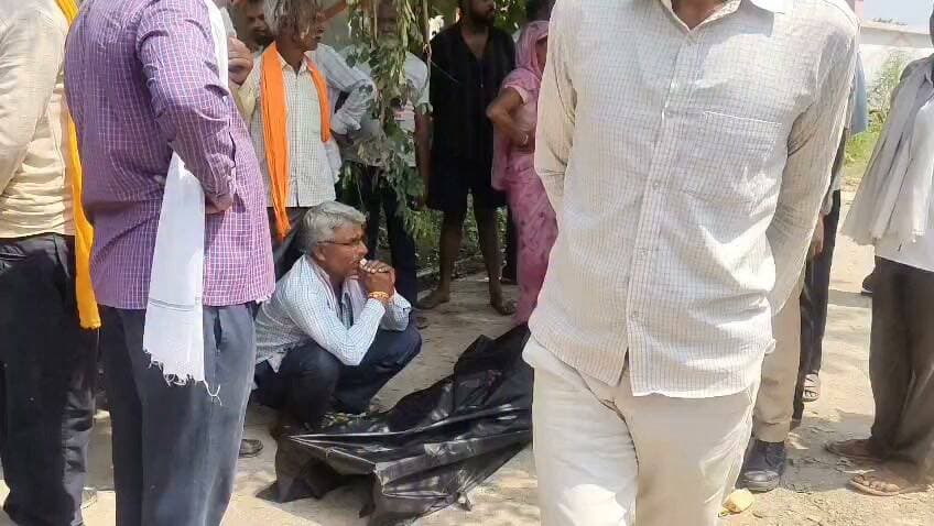 चित्रकूट कर्वी के रानीपुर भट्ट में सोते समय व्यक्ति को सर्प ने डसा इलाज के दौरान मौत परिजनों में मातम पुलिस ने कराया शव का पोस्टमार्टम। मामला चित्रकूट जनपद के कर्वी कोतवाली अंतर्गत रानीपुर भट्ट का बीते सोमवार और मंगलवार की मध्य रात्रि लगभग 2बजे का है जहां सर्प दंश से 52 वर्षीय व्यक्ति की मौत हो गई मृतक 52 वर्षीय अर्चन पुत्र रमाशंकर द्विवेदी निवासी ग्राम बगदरी थाना मानिकपुर के परिजनों ने बयाया की अर्चन एक सामाजिक संस्था में काम करते थे जो चित्रकूट के प्रमोद वन में अपनी पत्नी प्रियंका बेटा समुद्रम और बेटी से कृपा के साथ रहते थे और बीती 29 अगस्त को आई बाढ़ की वजह से वह रानीपुर भट्ट में अपने एक दोस्त के यहां परिवार के साथ रहते थे जो रात्रि में रोजाना की भांति चारपाई में सो रहे थे तभी उन्हें सर्प ने डस लिया जिससे उनकी हालत बिगड़ गई जिसकी जानकारी उनके द्वारा परिजनों और अपने दोस्त को दी गई जानकारी होते ही परिजन उन्हें आनन -फानन में सोनपुर जिला अस्पताल लेकर पहुंचे हैं जहां इलाज के दौरान उनकी मौत हो गई अर्चन की मौत से परिजनों में कोहराम मच गया और परिजनों का रो रो कर बुरा हाल है वहीं सूचना पर पहुंची पुलिस ने मृतक के शव को कब्जे में लेकर शव का आज मंगलवार की दोपहर 12 बजे जिला मुख्यालय में पोस्टमार्टम कराया है