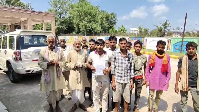 चित्रकूट कर्वी तहसील क्षेत्र के खोह में रोड में कीचड़ और जल भराव की समस्या से परेशान एक दर्जन ग्रामीण पहुंचे डीएम कार्यालय। चित्रकूट जनपद के कर्वी तहसील क्षेत्र के खोह गांव का है जहां गांव में रोड में कीचड़ और जल भराव को समस्या से परेशान एक दर्जन ग्रामीण आज मंगलवार की सुबह 11 बजे कलेक्ट्रेट पहुंचकर जिला अधिकारी को ज्ञापन सौंप कर गांव में रोड बनवाए जाने की मांग की है ग्रामीणों ने बताया कि उनके गांव में मेन सड़क को जोड़ने वाला रास्ता पूरी तरह से कच्चा और क्षतिग्रस्त है जिससे रोड में जल भराव और अत्यधिक कीचड़ हो जाता है जिससे लोगों का आवागमन दूभर हो जाता है ग्रामीणों ने बताया कि रोड में कीचड़ और जल भराव से बच्चे स्कूल नहीं जा पाते किसी के बीमार हो जाने पर चार पहिया वाहन या एम्बुलेंस घर तक नहीं पहुंच पाता बीमार व्यक्ति को लोग चारपाई में या कंधे पर बैठा कर मेन रोड तक छोड़ते हैं ग्रामीणों का आरोप है कि उन्होंने कई बार समस्या से संबंधित अधिकारियों को अवगत कराया पर आज तक उनकी समस्या का समाधान नहीं किया गया जिससे थक हारकर वह आज जिलाधिकारी कार्यालय पहुंचे हैं आप भी सुने क्या कहना है जिलाधिकारी को ज्ञापन देने आएग्रामीणों का