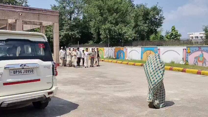 चित्रकूट कर्वी तहसील क्षेत्र के खोह में रोड में कीचड़ और जल भराव की समस्या से परेशान एक दर्जन ग्रामीण पहुंचे डीएम कार्यालय। चित्रकूट जनपद के कर्वी तहसील क्षेत्र के खोह गांव का है जहां गांव में रोड में कीचड़ और जल भराव को समस्या से परेशान एक दर्जन ग्रामीण आज मंगलवार की सुबह 11 बजे कलेक्ट्रेट पहुंचकर जिला अधिकारी को ज्ञापन सौंप कर गांव में रोड बनवाए जाने की मांग की है ग्रामीणों ने बताया कि उनके गांव में मेन सड़क को जोड़ने वाला रास्ता पूरी तरह से कच्चा और क्षतिग्रस्त है जिससे रोड में जल भराव और अत्यधिक कीचड़ हो जाता है जिससे लोगों का आवागमन दूभर हो जाता है ग्रामीणों ने बताया कि रोड में कीचड़ और जल भराव से बच्चे स्कूल नहीं जा पाते किसी के बीमार हो जाने पर चार पहिया वाहन या एम्बुलेंस घर तक नहीं पहुंच पाता बीमार व्यक्ति को लोग चारपाई में या कंधे पर बैठा कर मेन रोड तक छोड़ते हैं ग्रामीणों का आरोप है कि उन्होंने कई बार समस्या से संबंधित अधिकारियों को अवगत कराया पर आज तक उनकी समस्या का समाधान नहीं किया गया जिससे थक हारकर वह आज जिलाधिकारी कार्यालय पहुंचे हैं आप भी सुने क्या कहना है जिलाधिकारी को ज्ञापन देने आएग्रामीणों का