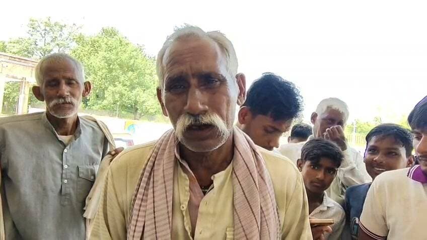 चित्रकूट कर्वी तहसील क्षेत्र के खोह में रोड में कीचड़ और जल भराव की समस्या से परेशान एक दर्जन ग्रामीण पहुंचे डीएम कार्यालय। चित्रकूट जनपद के कर्वी तहसील क्षेत्र के खोह गांव का है जहां गांव में रोड में कीचड़ और जल भराव को समस्या से परेशान एक दर्जन ग्रामीण आज मंगलवार की सुबह 11 बजे कलेक्ट्रेट पहुंचकर जिला अधिकारी को ज्ञापन सौंप कर गांव में रोड बनवाए जाने की मांग की है ग्रामीणों ने बताया कि उनके गांव में मेन सड़क को जोड़ने वाला रास्ता पूरी तरह से कच्चा और क्षतिग्रस्त है जिससे रोड में जल भराव और अत्यधिक कीचड़ हो जाता है जिससे लोगों का आवागमन दूभर हो जाता है ग्रामीणों ने बताया कि रोड में कीचड़ और जल भराव से बच्चे स्कूल नहीं जा पाते किसी के बीमार हो जाने पर चार पहिया वाहन या एम्बुलेंस घर तक नहीं पहुंच पाता बीमार व्यक्ति को लोग चारपाई में या कंधे पर बैठा कर मेन रोड तक छोड़ते हैं ग्रामीणों का आरोप है कि उन्होंने कई बार समस्या से संबंधित अधिकारियों को अवगत कराया पर आज तक उनकी समस्या का समाधान नहीं किया गया जिससे थक हारकर वह आज जिलाधिकारी कार्यालय पहुंचे हैं आप भी सुने क्या कहना है जिलाधिकारी को ज्ञापन देने आएग्रामीणों का