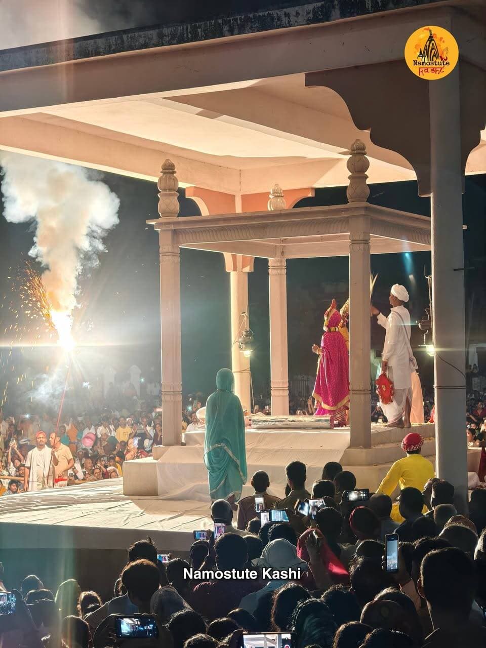 लगभग 200 वर्षों से बिना माइक व बिना आधुनिक कृत्रिम लाइट के, प्राकृतिक आवाज में संवाद, लगभग 10 वर्ग किलोमीटर के क्षेत्र में फैला हुआ है विश्व प्रसिद्ध काशी का रामलीला।
क्या आपने कभी इसको साक्षात देखा है?
#Varanasi #RamLeela #Ramnagar #NamostuteKashi #UNESCO
