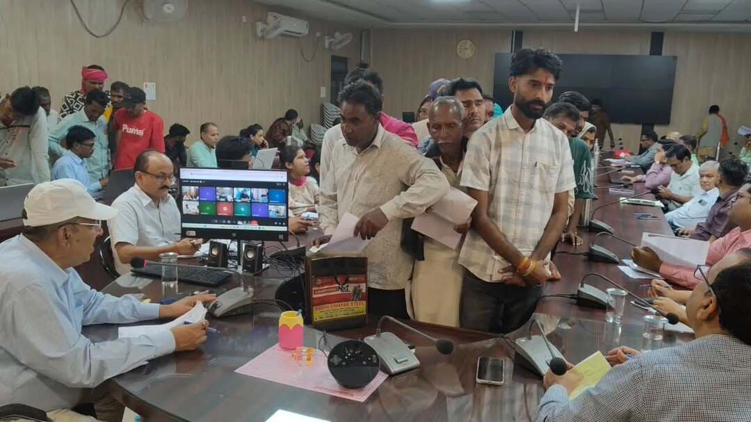 आधार में गलत जन्मतिथि की समस्या लेकर पहुंचा 15 वर्षीय अनुराग, जनसुनवाई में हुआ निराकरण
300 आवेदनों पर हुई सुनवाई, संबंधित अधिकारियों को समयबद्ध निराकरण के निर्देश
----
कलेक्टर श्री मृणाल मीना के निर्देशन में मंगलवार को जिला पंचायत सभाकक्ष में जिला स्तरीय जनसुनवाई आयोजित हुई। जनसुनवाई में जिला पंचायत सीईओ श्री नमः शिवाय अरजरिया, एडीएम श्री विनय द्विवेदी सहित विभिन्न विभागों के जिला अधिकारी उपस्थित रहे। वहीं वीडियो कॉन्फ्रेंसिंग के माध्यम से जिले के अनुभागों के एसडीएम एवं तहसीलदार भी जुड़े।
जनसुनवाई में छतरपुर निवासी 15 वर्षीय अनुराग पाल अपने अभिभावक के साथ पहुंचा। अनुराग के आधार कार्ड में जन्मतिथि गलत दर्ज होने की समस्या पर जिला पंचायत सीईओ ने उसकी सुनवाई करते हुए डीईजीएम को संबंधित प्रक्रिया के तहत आवश्यक कार्रवाई करने के निर्देश दिए। तत्पश्चात अनुराग के आधार जन्मतिथि में सुधार कर जनसुनवाई में आधार कार्ड सौंपा गया। इस दौरान अधिकारियों ने आवेदकों की समस्याओं को गंभीरता से सुना और उनके निराकरण के लिए संबंधित विभागों को निर्देशित किया।
जनसुनवाई में कुल 300 आवेदन प्राप्त हुए। इनमें शिक्षा, राजस्व, पुलिस, नगरीय निकाय, ग्रामीण विकास, विद्युत, स्वास्थ्य, खाद्य, आदिम जाति कल्याण, श्रम, सामाजिक न्याय एवं महिला-बाल विकास सहित विभिन्न विभागों से संबंधित प्रकरण शामिल रहे। अधिकारियों द्वारा आवेदनों का परीक्षण कर संबंधित विभागों को आवश्यक कार्रवाई एवं निराकरण के निर्देश दिए गए। जनसुनवाई के दौरान दिव्यांगजनों की समस्याओं की अलग से सुनवाई कर उनकी आवश्यकताओं के अनुरूप प्रकरणों के निराकरण के निर्देश भी दिए गए।
#jansamparkmp