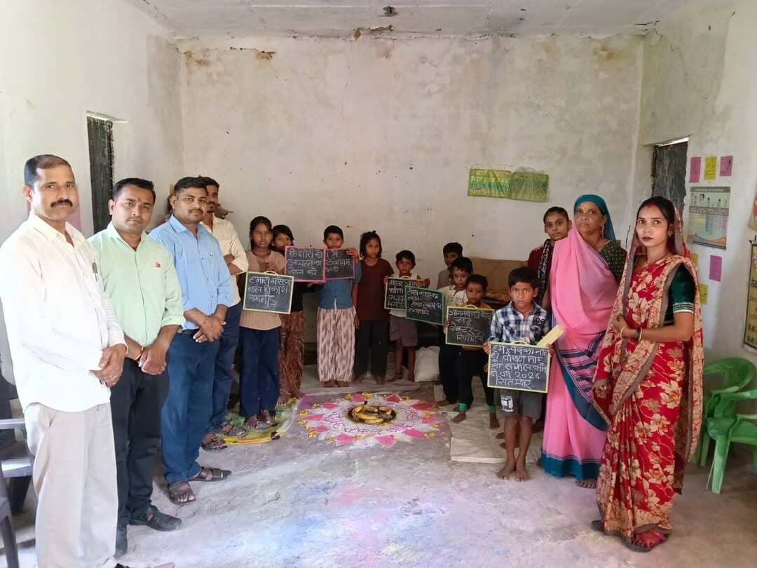 गोहद, मौ एवं लहार में हुआ ऑंगन मिलन सेवा कार्यक्रम
बच्चों को पठन-पाठन सामग्री का किया वितरण
सेवा संकल्प अभियान अंतर्गत ऑंगन मिलन सेवा कार्यक्रम का आयोजन आज परियोजना गोहद, मौ एवं लहार में किया गया। ऑंगन मिलन सेवा कार्यक्रम के तहत परियोजना अंतर्गत ऑंगनबाडी केन्द्रों में जनप्रतिनिधियों को आमंत्रित किया गया। क्षेत्र अंतर्गत लाभार्थी बच्चें एवं उनके परिजन तथा सामान्य जन समुदाय उपस्थित रहे।
आज के कार्यक्रम में बच्चों को पठन-पाठन सामग्री का वितरण किया गया, साथ ही बच्चों के द्वारा पेंटिंग की गई। ऑंगनबाडी केन्द्रों में जनप्रतिनिधियों द्वारा पौधारोपण कार्यक्रम कराया गया तथा बच्चों के द्वारा कहानी कविताऐं सुनाई गईं। आंगन मिलन सेवा संदेश का वाचन कराया गया।
ऑंगनबाडी केन्द्र पर स्वास्थ्य परीक्षण के तहत बच्चों एवं महिलाओं की प्राथमिक जाँच की गई एवं अंतत: विभागीय योजनाओं में उत्कृष्ट कार्य करने वाली कार्यकर्ताओं एवं सहायिकाओं को सम्मानित किया गया।
#CMMadhyaPradesh
#JansamparkMP
#सेवा_संकल्प_अभियान
#SevaSankalpAbhiyan
Directorate Women and Child Development, MP
#भिण्ड
#Bhind