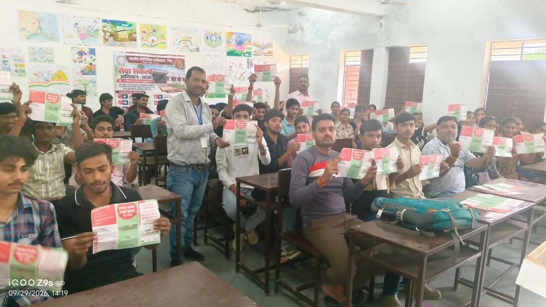 सेवा संकल्प अभियान के अंतर्गत सघन जागरूकता अभियान 3.0 कार्यक्रम हुआ आयोजित
सेवा संकल्प अभियान 2026 के अंतर्गत शासकीय पॉलिटेक्निक महाविद्यालय भिण्ड में मुख्य चिकित्सा एवं स्वास्थ्य अधिकारी भिण्ड के सहयोग से संस्था में सघन जागरूकता अभियान 3.0 कार्यक्रम आयोजित किया गया।
कार्यक्रम संस्था में विकास चतुर्वेदी सम्पूर्ण सुरक्षा केन्द्र प्रोग्राम मेनेजर के द्वारा छात्र एवं छात्राओं को एचआईवी/एचटीआई/ एचईपी-बी एवं सी और टीबी एचआईवी एक्ट 2017 टोल फ्री नंबर 1097 के बारे में विस्तृत रूप से बताया गया और सेल्फ रिस्क असेसमेंट के बारे में भी जानकारी दी गई।
साथ ही छात्र एवं छात्राओं को एचआईवी की गोपनीयता की शपथ दिलाई गई। जिसमें संस्था के प्राचार्य सहित श्री सुधीर शर्मा, श्री बृजेन्द्र बाजपेई, श्री शैलेन्द्र गोयल, श्रीमती रितु परिहार सहित अन्य स्टाफ मौजूद रहे।
#CMMadhyaPradesh
#JansamparkMP
#सेवा_संकल्प_अभियान
#SevaSankalpAbhiyan
#भिण्ड
#Bhind