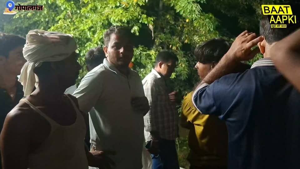 सिकटिया में बांध पर मंडराया खतरा, रिसाव रोकने में जुटे ग्रामीण
