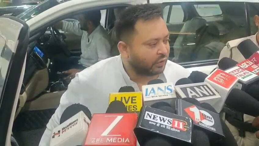 बेगूसराय वायरल वीडियो पर तेजस्वी यादव का बड़ा बयान, कहा- बिहार में लॉ एंड ऑर्डर खत्म
दिल्ली रवाना होने से पहले नेता प्रतिपक्ष तेजस्वी यादव ने बेगूसराय के वायरल वीडियो और बिहार की कानून व्यवस्था को लेकर सरकार पर जमकर निशाना साधा।
तेजस्वी यादव ने कहा कि लगातार ऐसे मामले सामने आ रहे हैं। बिहार में लॉ एंड ऑर्डर पूरी तरह खत्म हो चुका है। अपराधियों का बोलबाला है, अत्याचारी खुलेआम घूम रहे हैं, मां-बेटियों की इज्जत लूट रहे हैं और सरकार हाथ पर हाथ धरे बैठी है।
उन्होंने कहा कि कानून से ऊपर सम्राट चौधरी हैं, उन पर पॉक्सो एक्ट नहीं लगा है। आम लोगों पर लगेगा लेकिन मुख्यमंत्री पर नहीं लगेगा। बेगूसराय और गया में जो घटना हुई है वह शर्मसार करने वाली है। कोई भी महिला और बच्चा सुरक्षित नहीं है। दिन हो या रात, घर हो या बाहर, अस्पताल हो, कॉलेज हो, स्कूल हो कहीं भी महिलाएं सुरक्षित नहीं हैं।